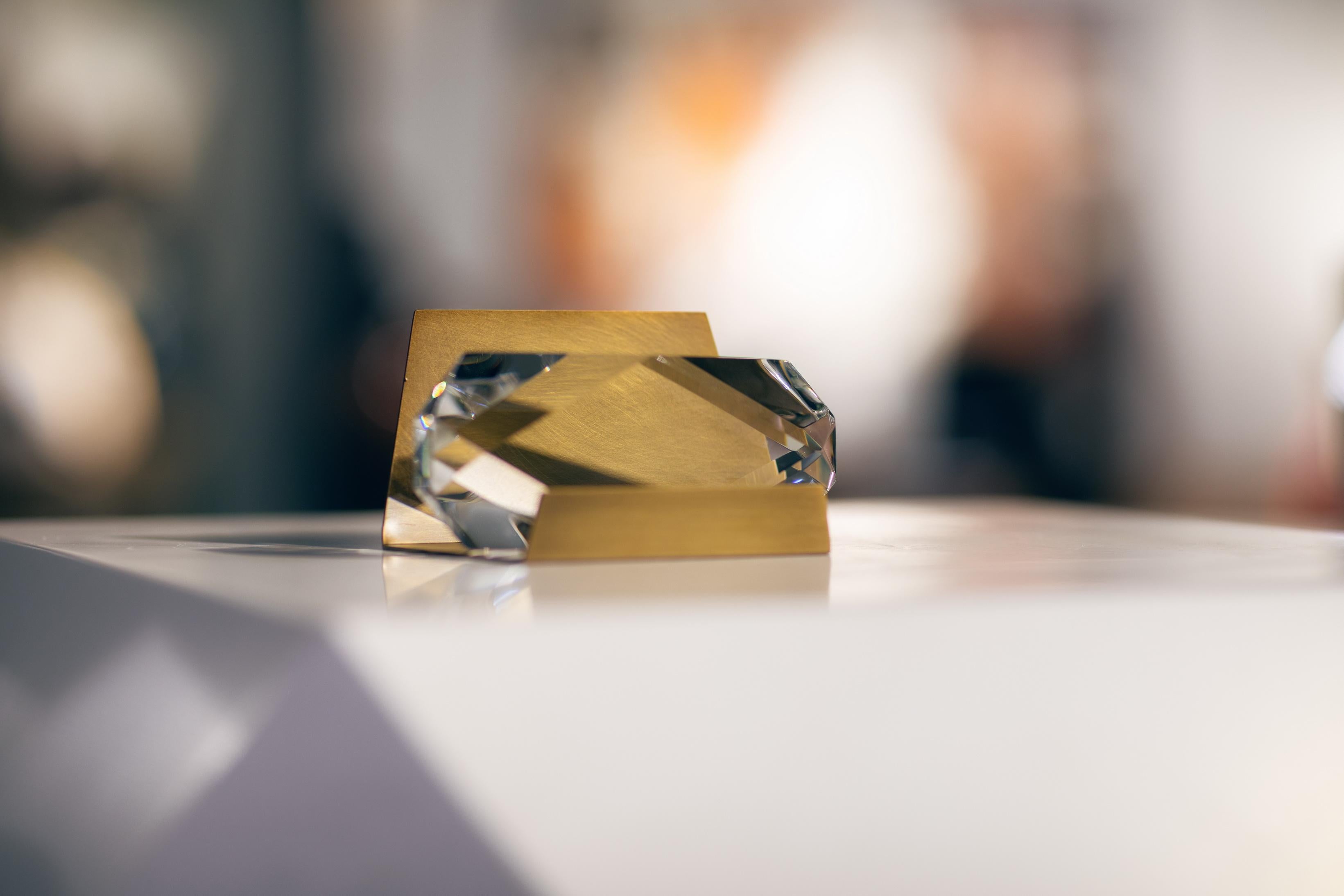 Américain Porte-cartes de visite en cristal et laiton - Élevez votre espace de travail avec style en vente