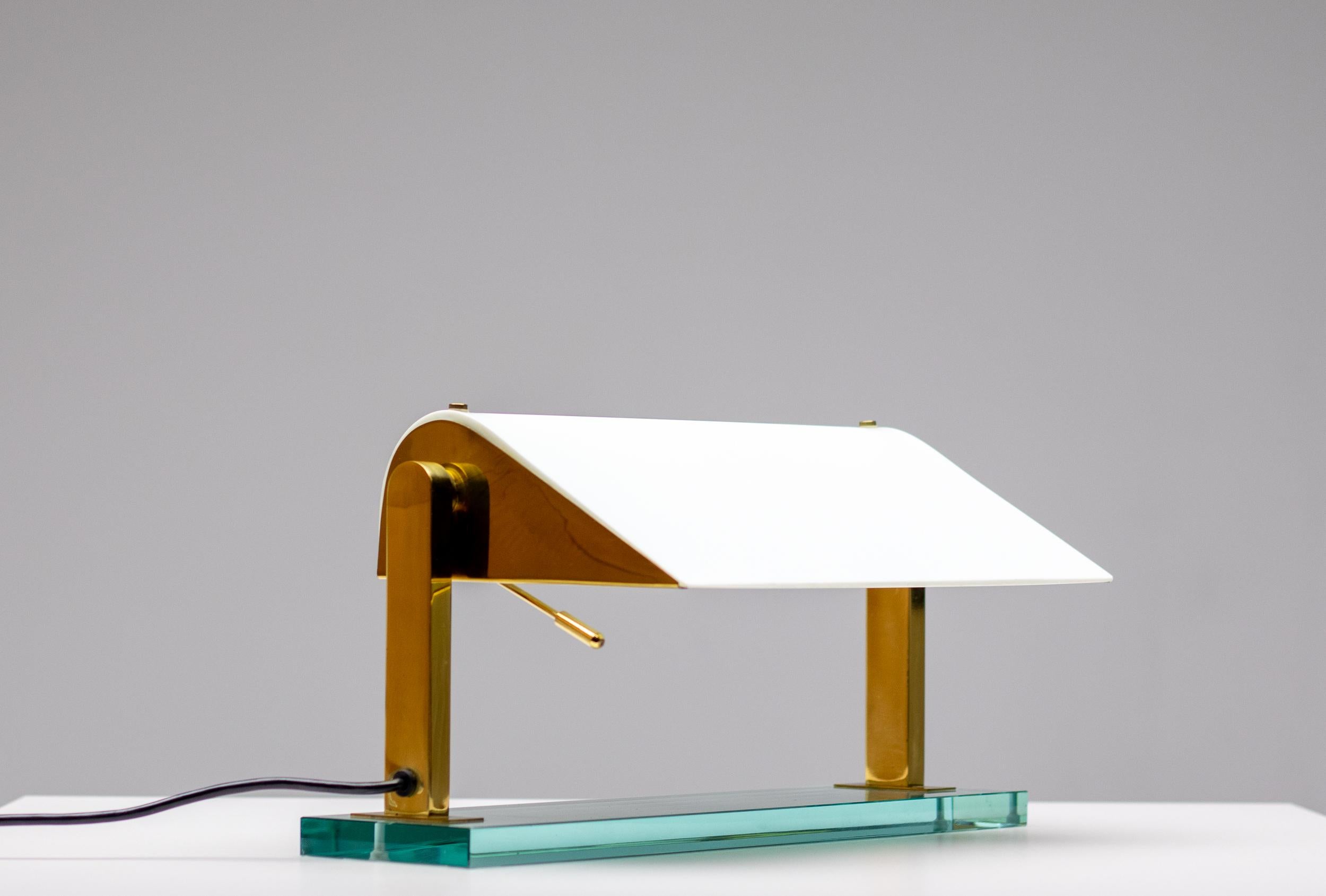 Schreibtischlampe aus Kristall, mattiertem Glas und Messing Modell 