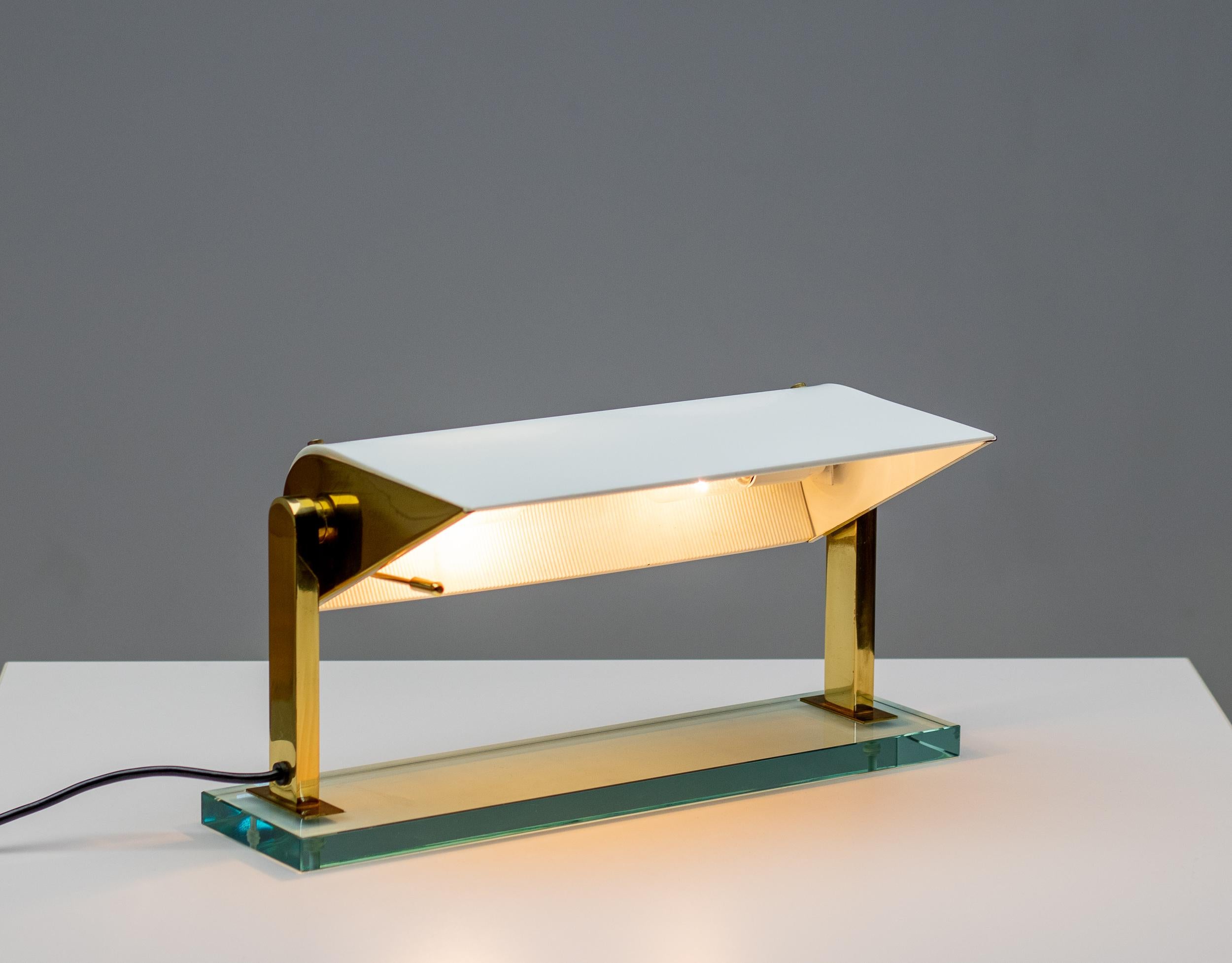 Schreibtischlampe aus Kristall und Messing 0836 von Pietro Chiesa für Fontana Arte (Moderne der Mitte des Jahrhunderts) im Angebot