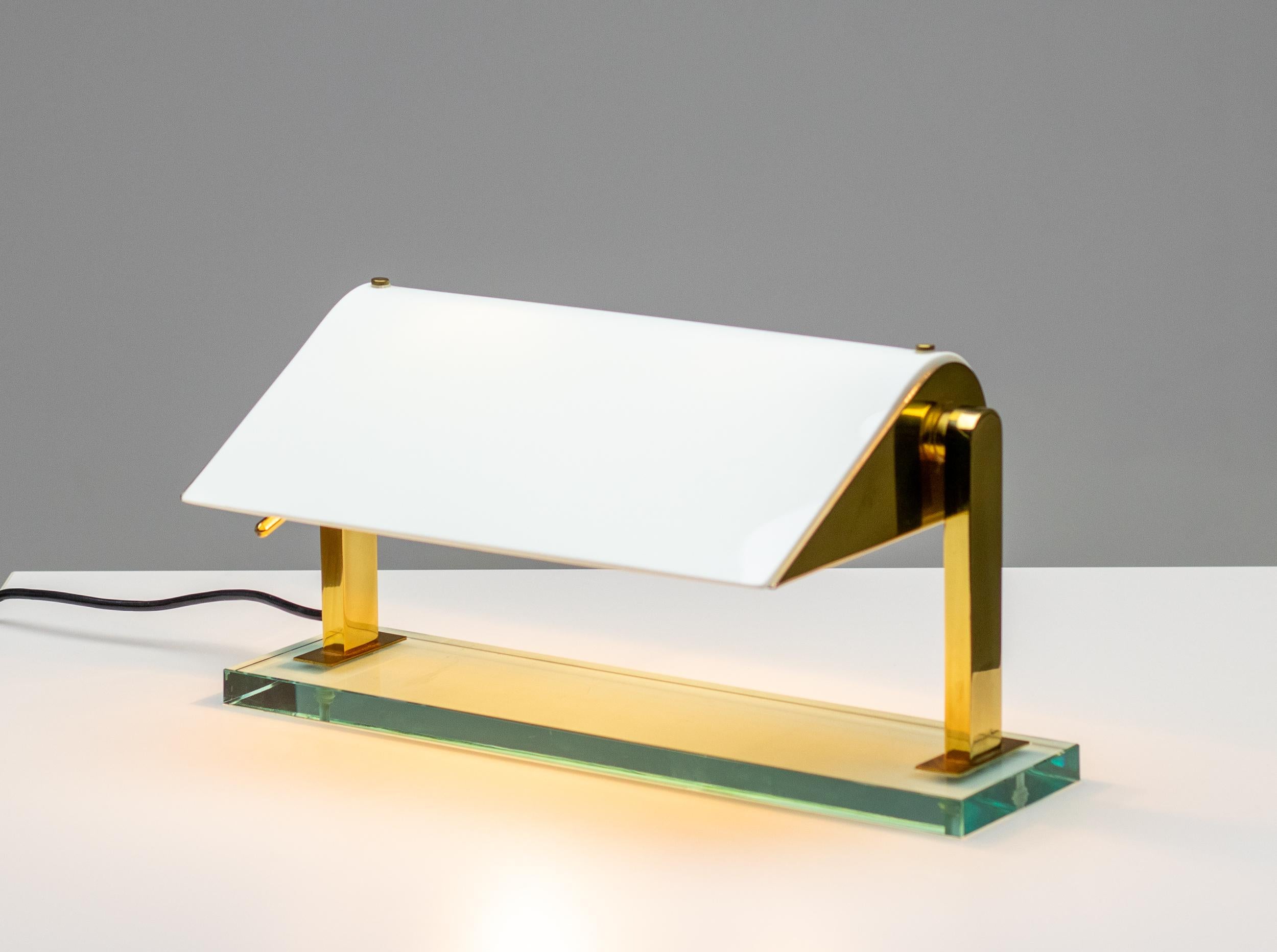 Schreibtischlampe aus Kristall und Messing 0836 von Pietro Chiesa für Fontana Arte (Mattiert) im Angebot