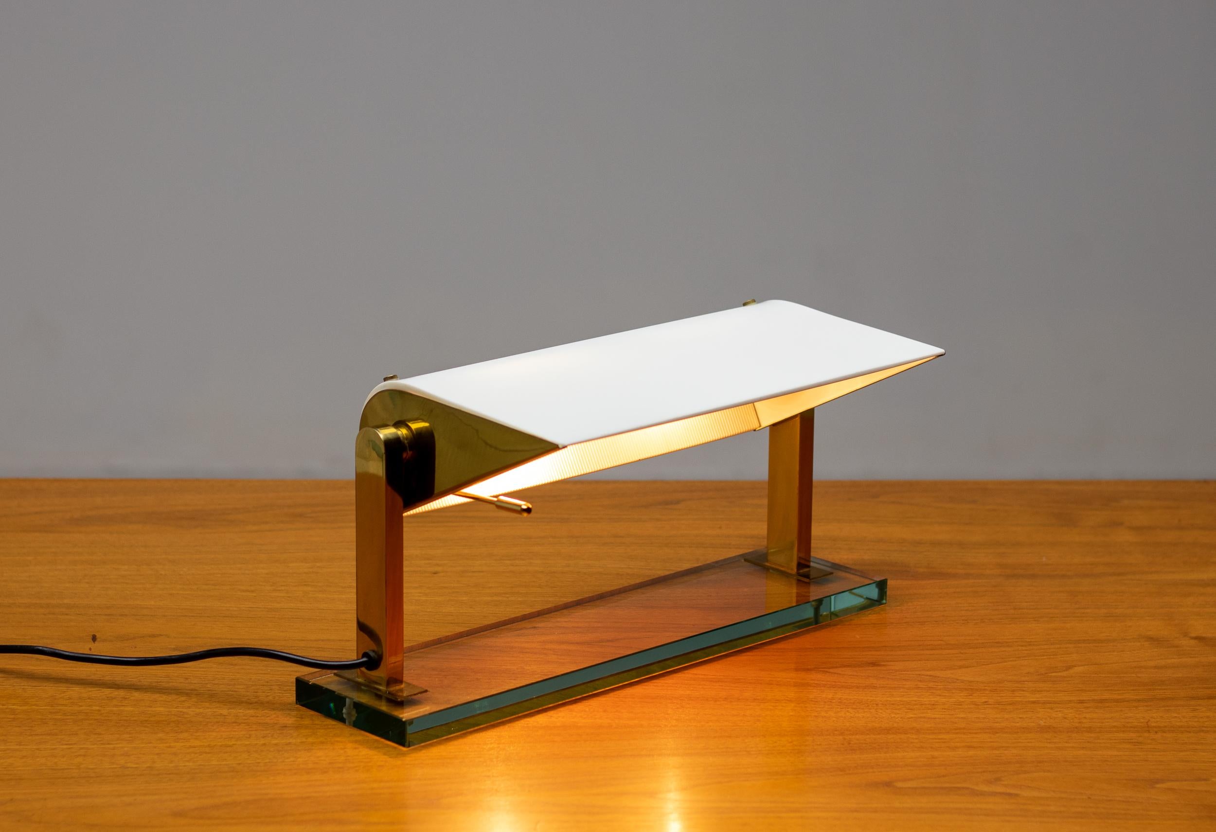Milieu du XXe siècle Lampe de bureau en cristal et laiton de Pietro Chiesa pour Fontana Arte en vente