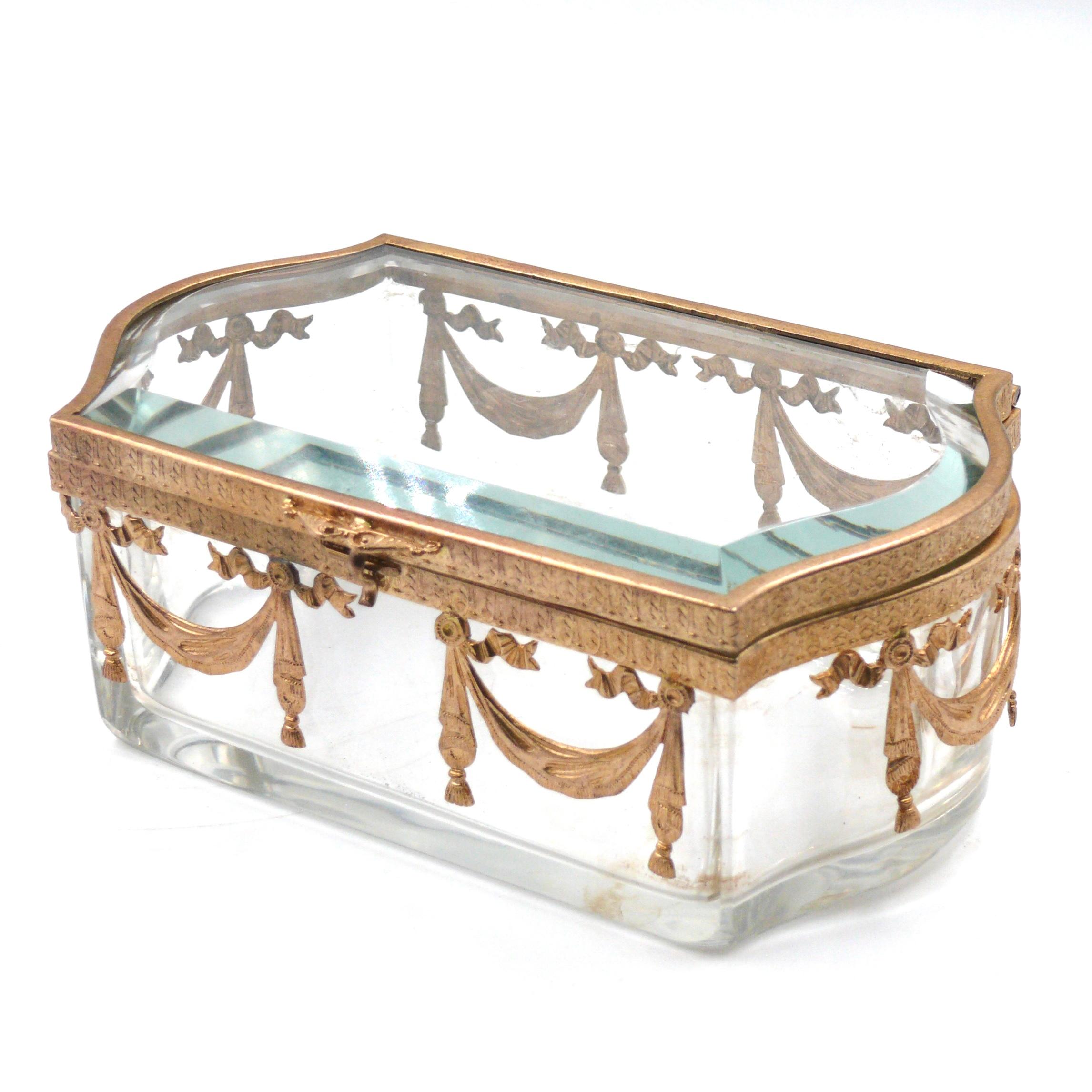 Crystal and bronze chest In Good Condition For Sale In Buenos Aires, Argentina