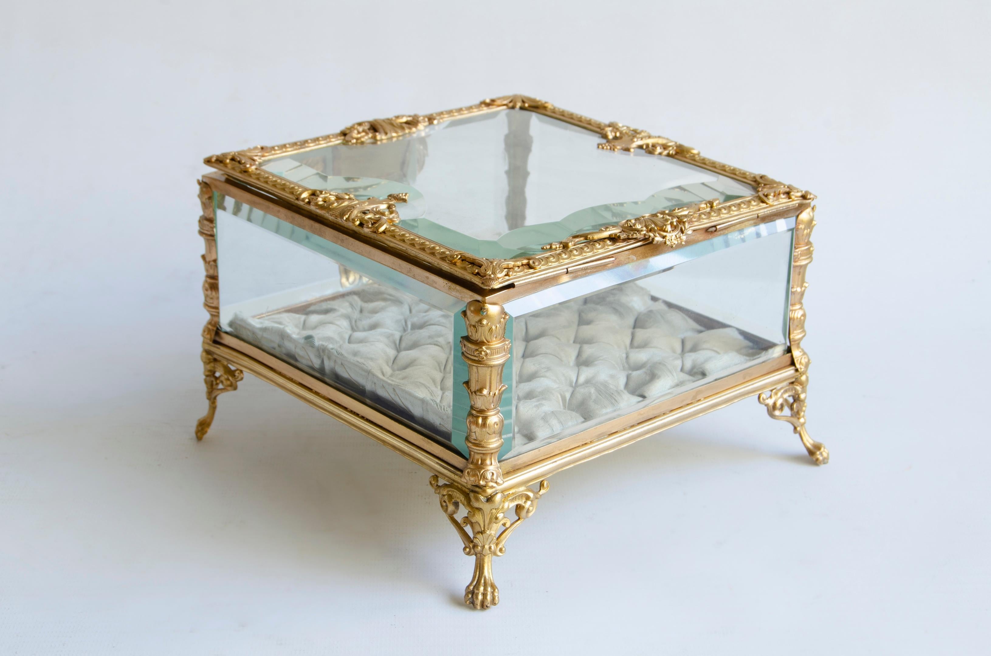 Crystal and bronze jewel box
circa 1930
upholstered interior capitone
vice-laminated glasses
origin france.