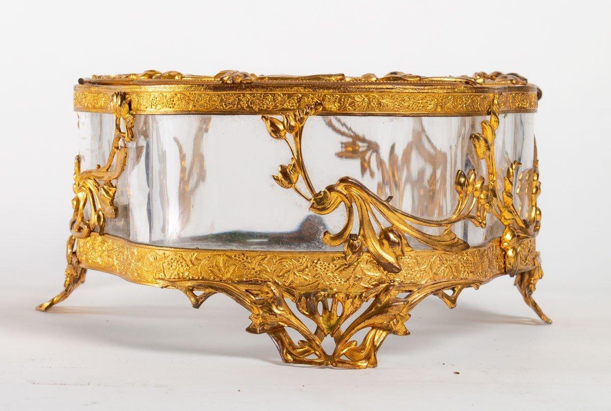 Crystal and bronze jewelry box
in perfect condition
Napoleon III style
End of the 19th century
Measures: H: 13 cm, W: 40 cm, D: 22 cm.