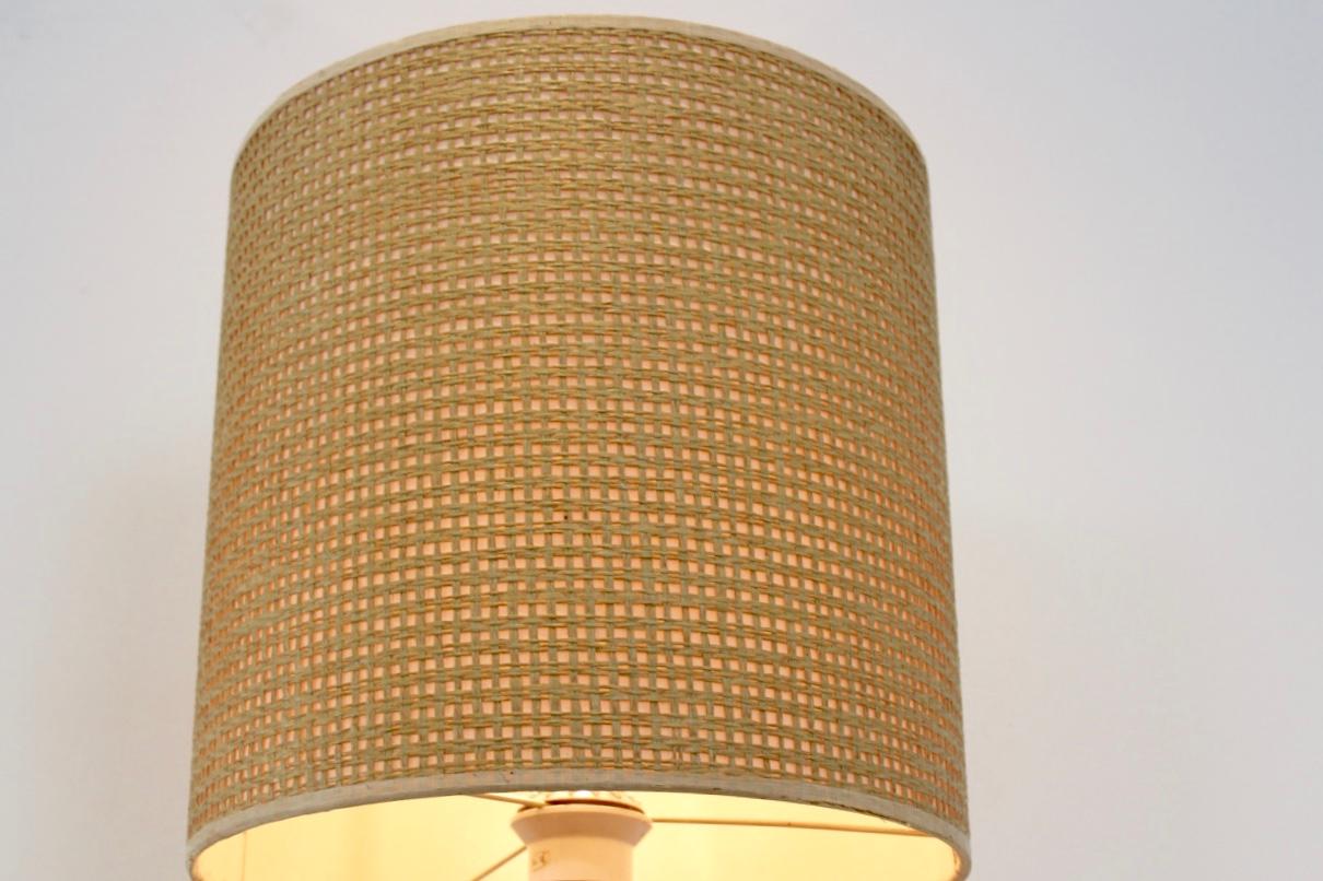 Suédois Lampe de bureau en cristal et chrome de Kosta Boda en vente