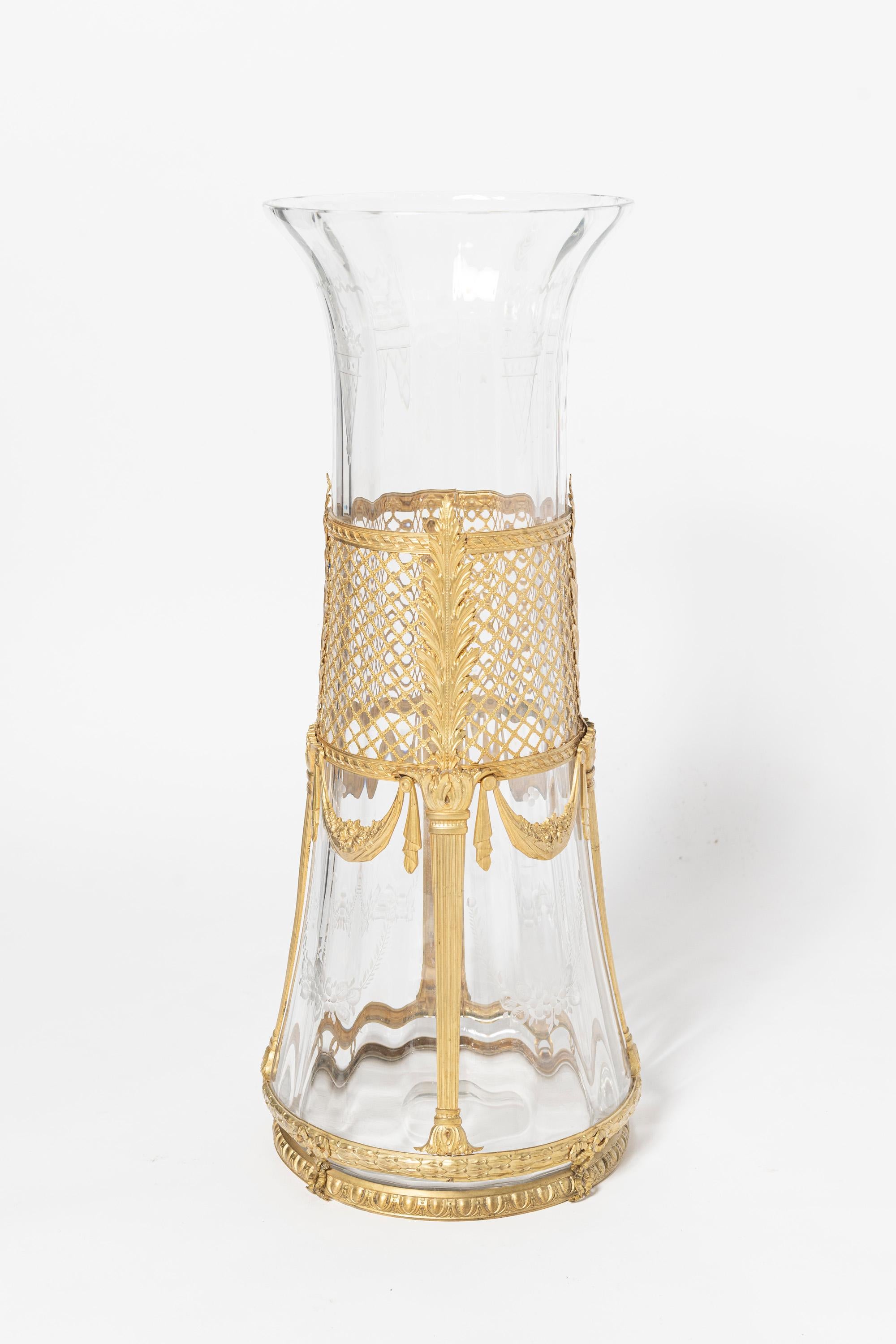 Neoclassico Vaso in cristallo e bronzo dorato. Francia, inizio del XX secolo. in vendita