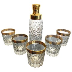 Service de cocktail en cristal et doré avec shaker et six gobelets assortis à bord doré
