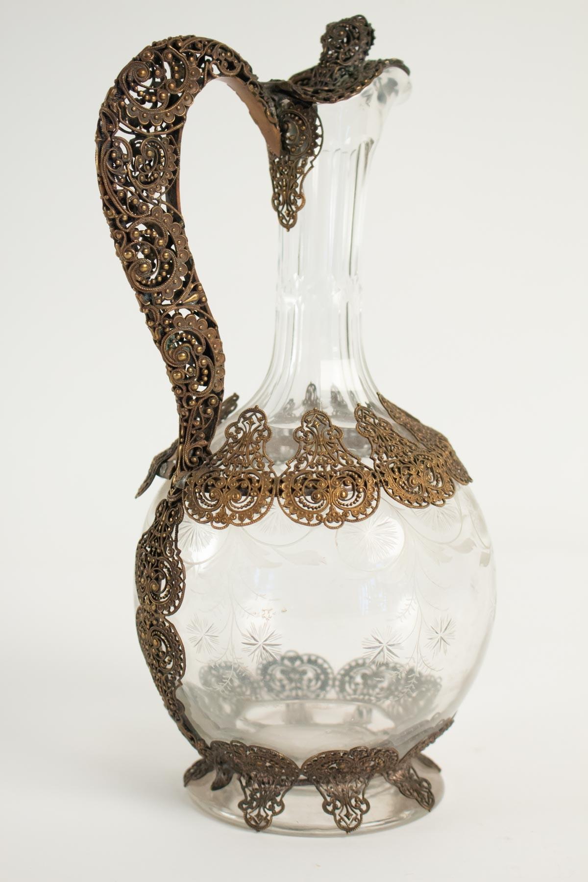 Crystal and gilt metal decanter.
Circa 1900
Drawings of flowers on the crystal.
The gilded metal is worked like lace.
Measures: Height 27 cm
Width 14 cm.