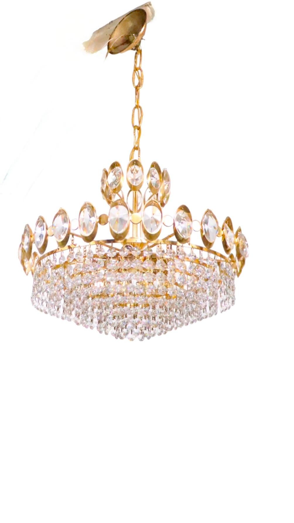 Italian Crystal and Gold Hollywood Regency Style Chandelier by Sciolari For Sale