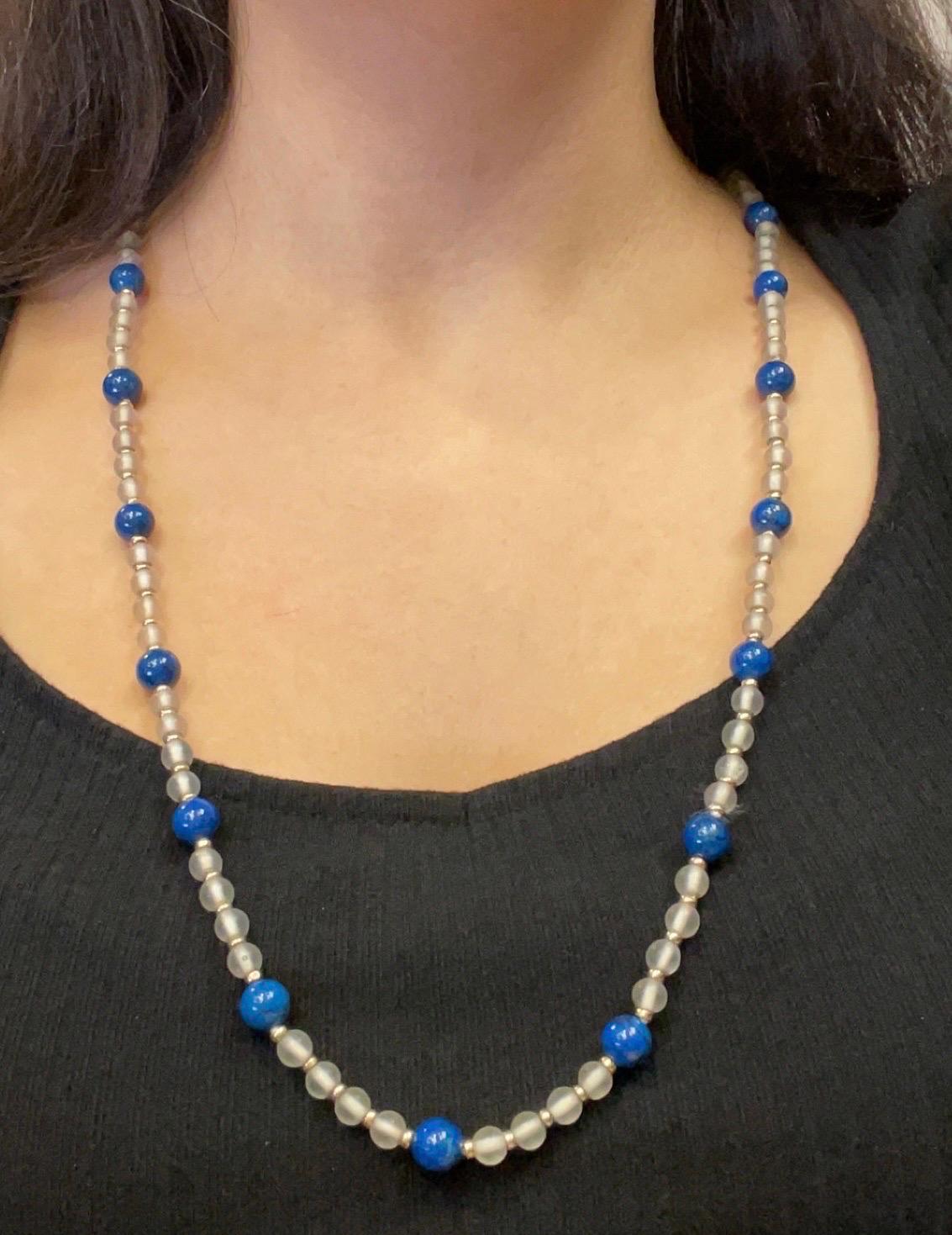 Collana di cristalli e lapislazzuli con perline 

Una collana con perle di cristallo di rocca e lapislazzuli, separate da rondelle in oro giallo. 

Lunghezza approssimativa: 31 pollici
Dimensioni della perla di cristallo: circa 6,2 mm
Dimensioni