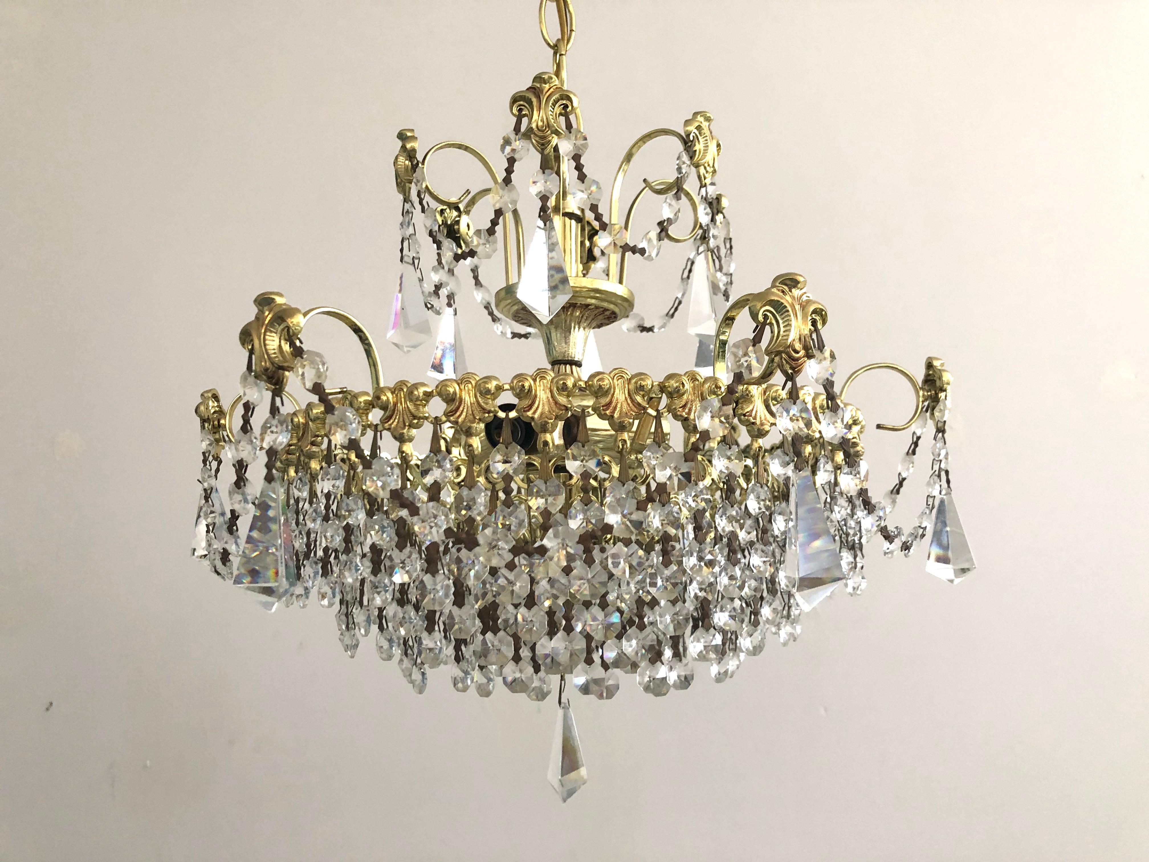 Lustre vintage des années 1960 de style Hollywood Regency en cristal, perles noires à facettes et laiton poli provenant d'une propriété de Palm Beach

Condition : au moins 2 des prismes latéraux ont des éclats - voir photos

Il manque parfois