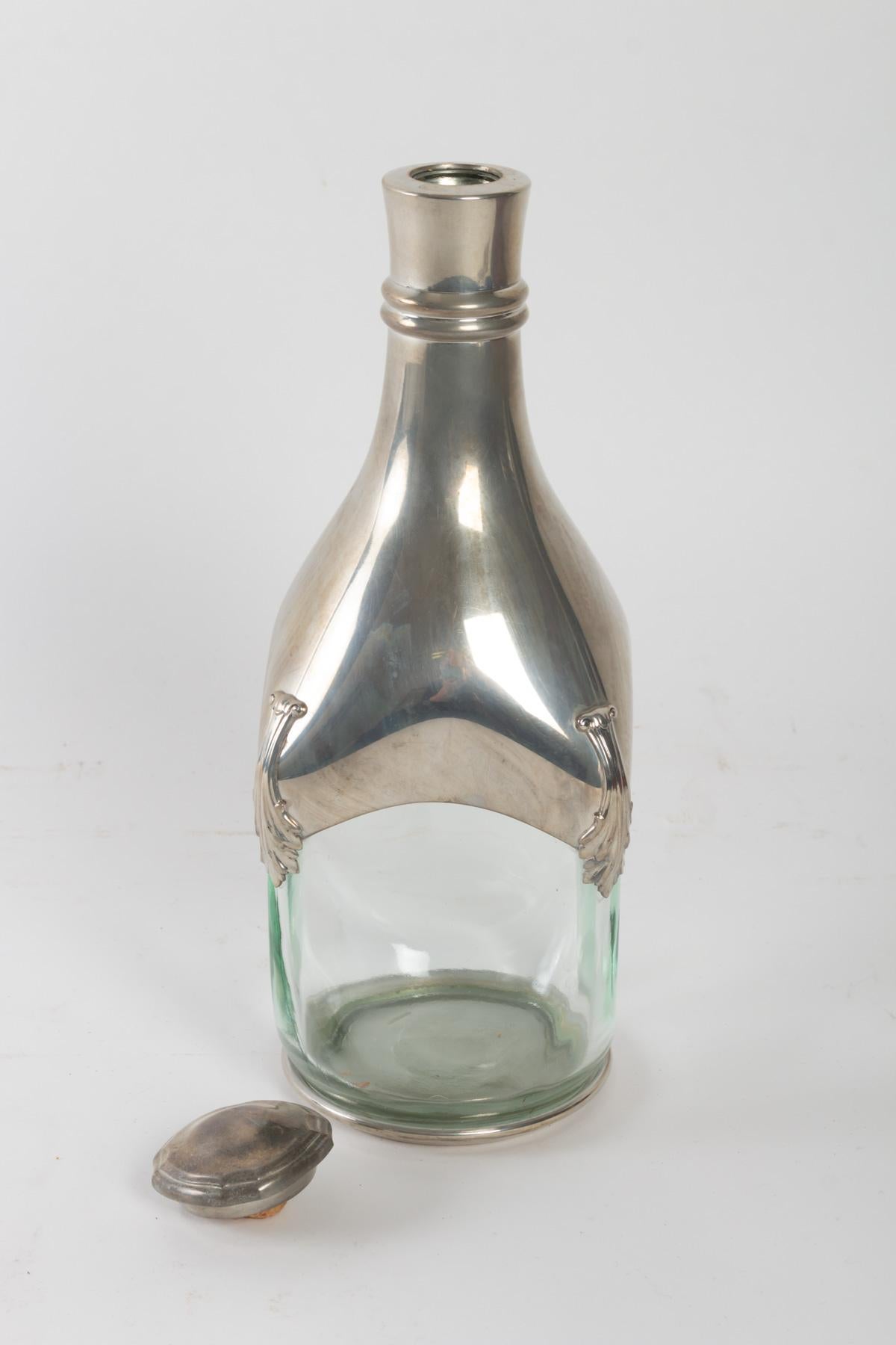 Crystal and silver metal decanter, 20 century.
Measures: H 27 cm, L 10 cm, W 10 cm.