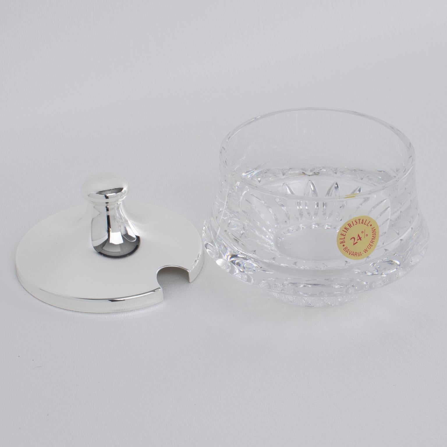 Servidor enfriador de platos de cristal y plato de plata para caviar, hacia 1960 6