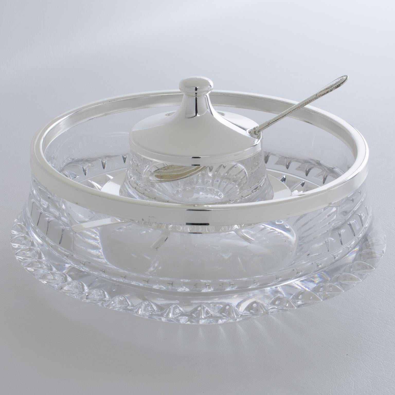 Este magnífico cuenco, plato o enfriador de cristal para servir caviar fue diseñado y fabricado en Baviera, hacia 1960. El servidor tiene una forma elegante, con un recipiente redondeado de cristal moldeado para el hielo ornamentado con tallas y