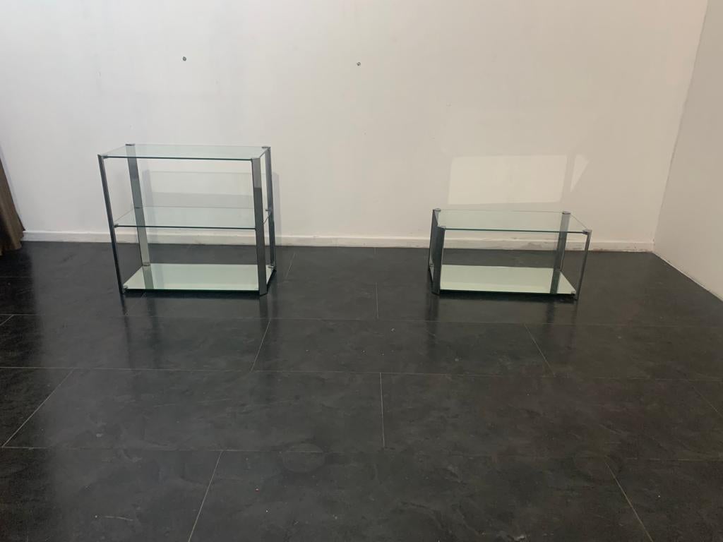 Living room set comprising: Coffee table with crystal top, the mirror base, the steel uprights bearing manufacturer's label. Measurements H39x42x82 Small cabinet with open crystal shelves with central shelf the base and mirror the steel uprights