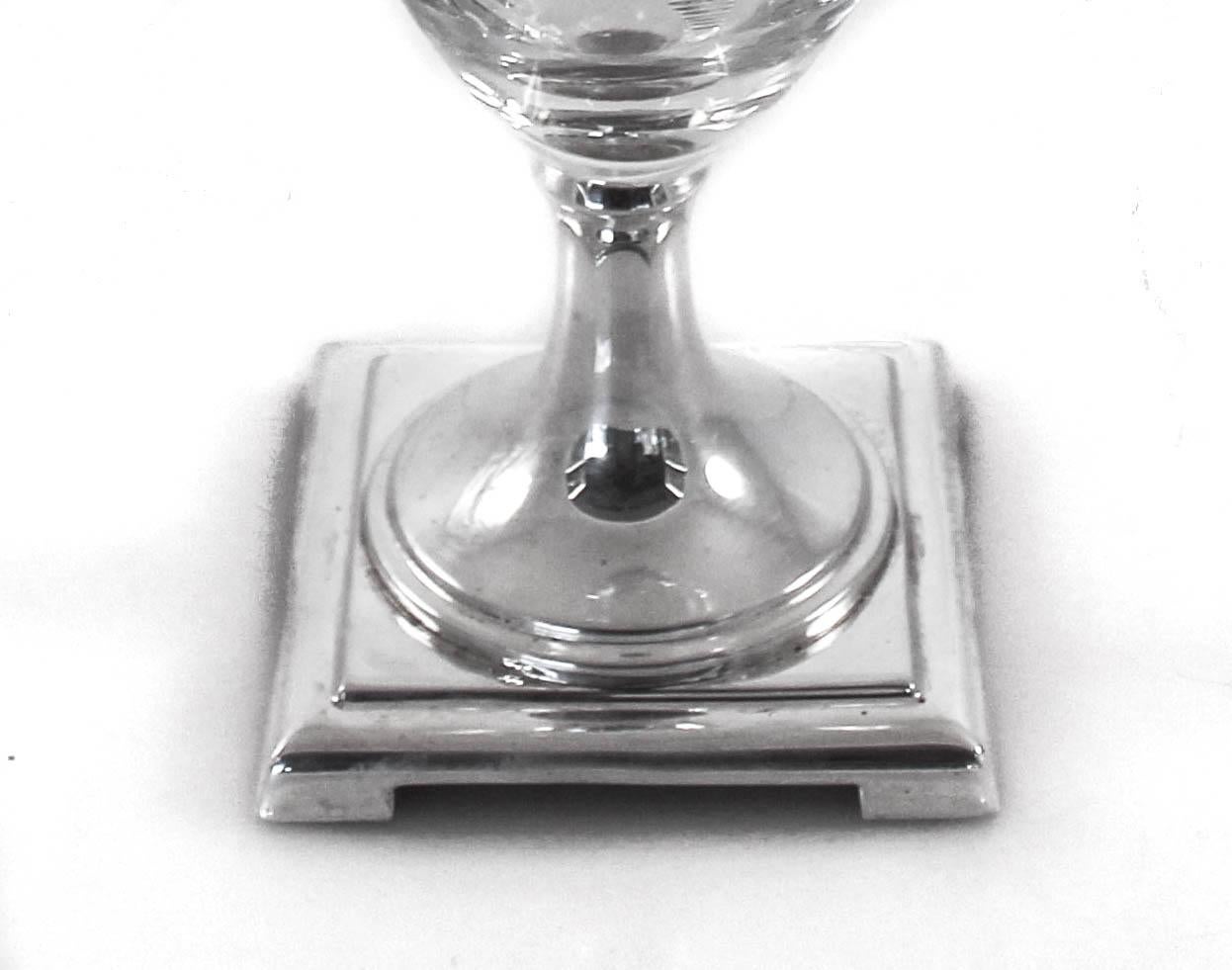 Début du 20ème siècle Vase à bourgeons en cristal et argent sterling en vente