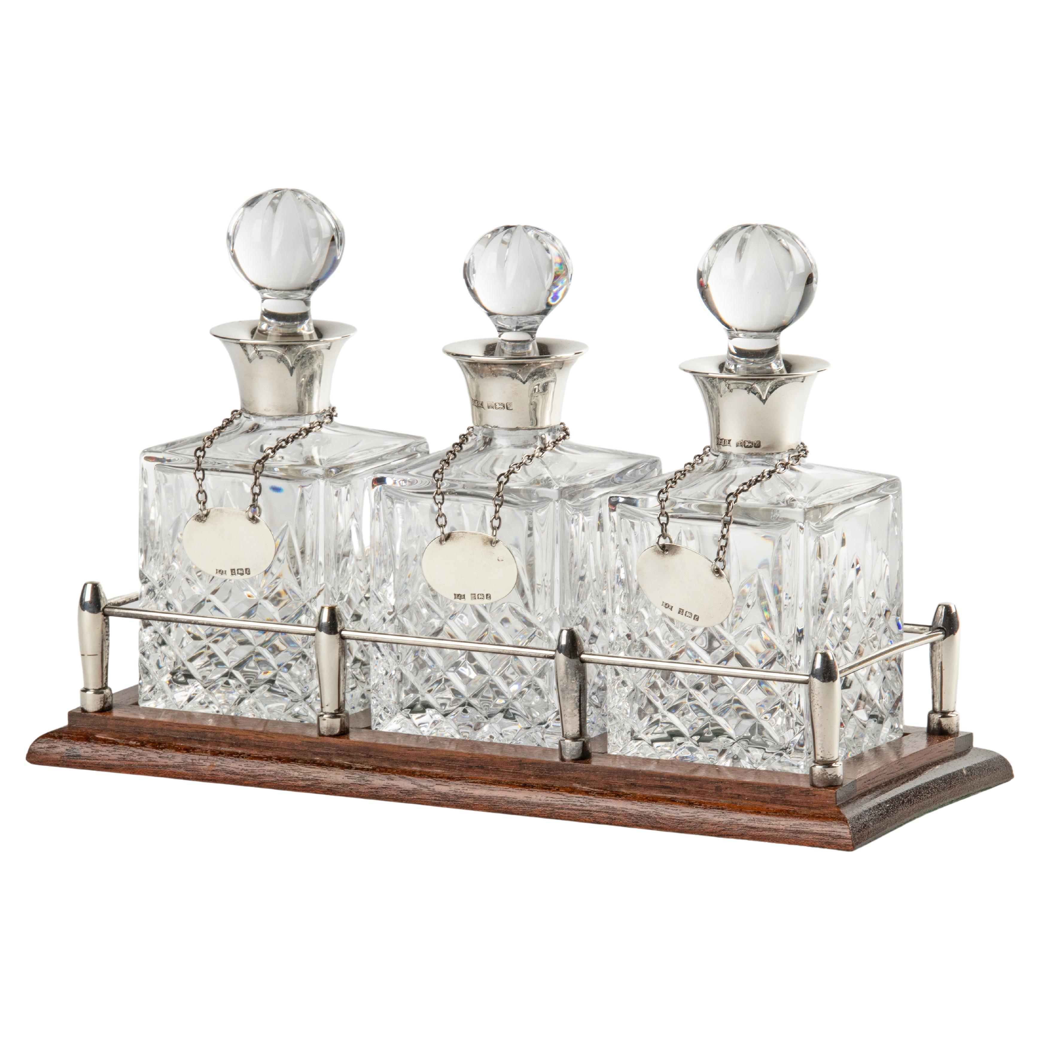 Karaffen aus Kristall, Bar-Set aus Sterlingsilber auf einem Regal, gestempelt Birmingham 1985 im Angebot