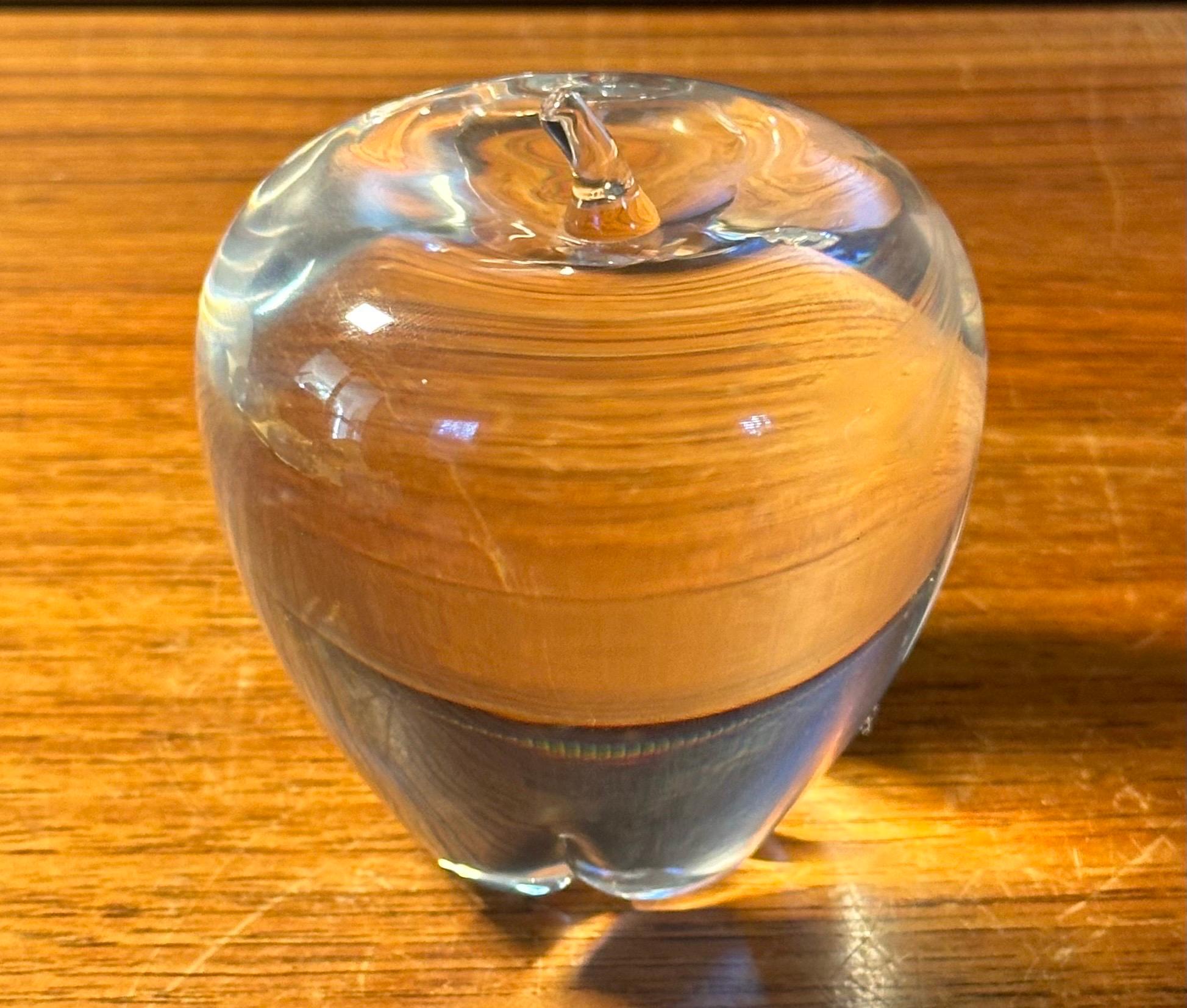 Gorgeous crystal apple sculpture / paper weight by Steuben Glassworks, circa 1980s. The sculpture is in very good condition with no chips or cracks and measure 3.5