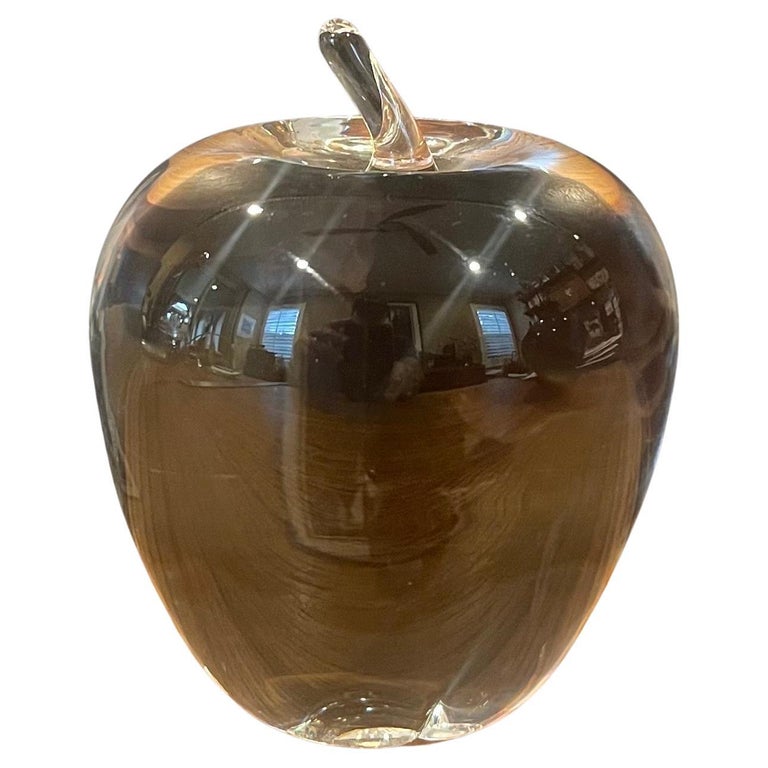 Gorgeous crystal apple sculpture / paper weight by Steuben Glassworks, circa 1980s. The sculpture is in very good condition with no chips or cracks and measure 3.5