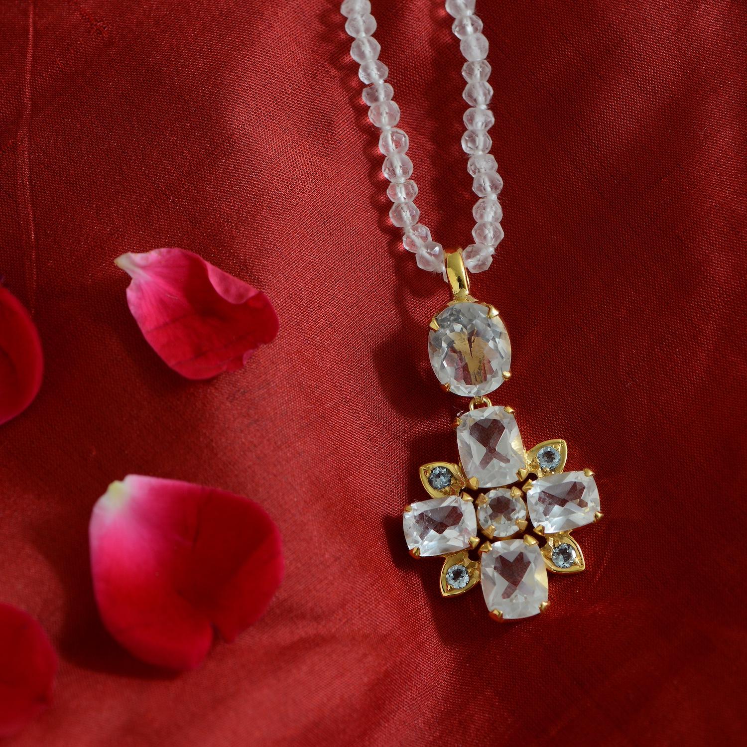 Kristall-Aquamarin-Goldplatte Kreuz-Anhänger (Zeitgenössisch) im Angebot