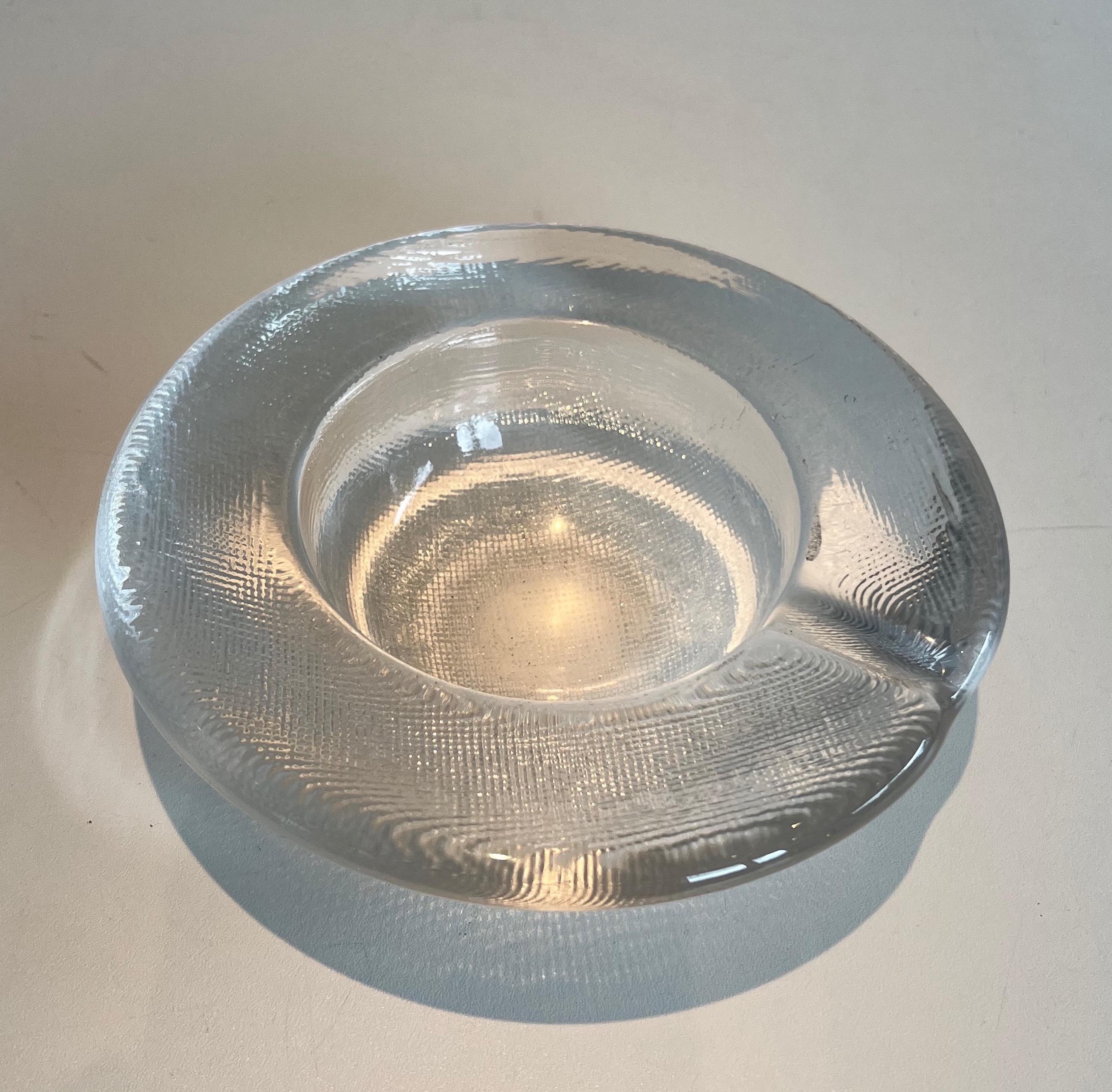 This ashtray or vide-poche is made of crystal. This is a French or Italian work. Circa 1970