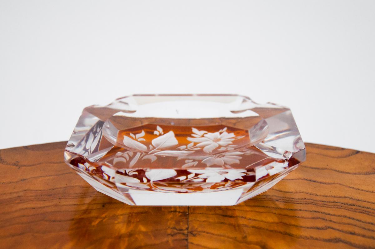 Crystal ashtray from the 1960s. Very good condition, undamaged.

Dimensions: Height 3 cm, width 12 cm, depth 12 cm.