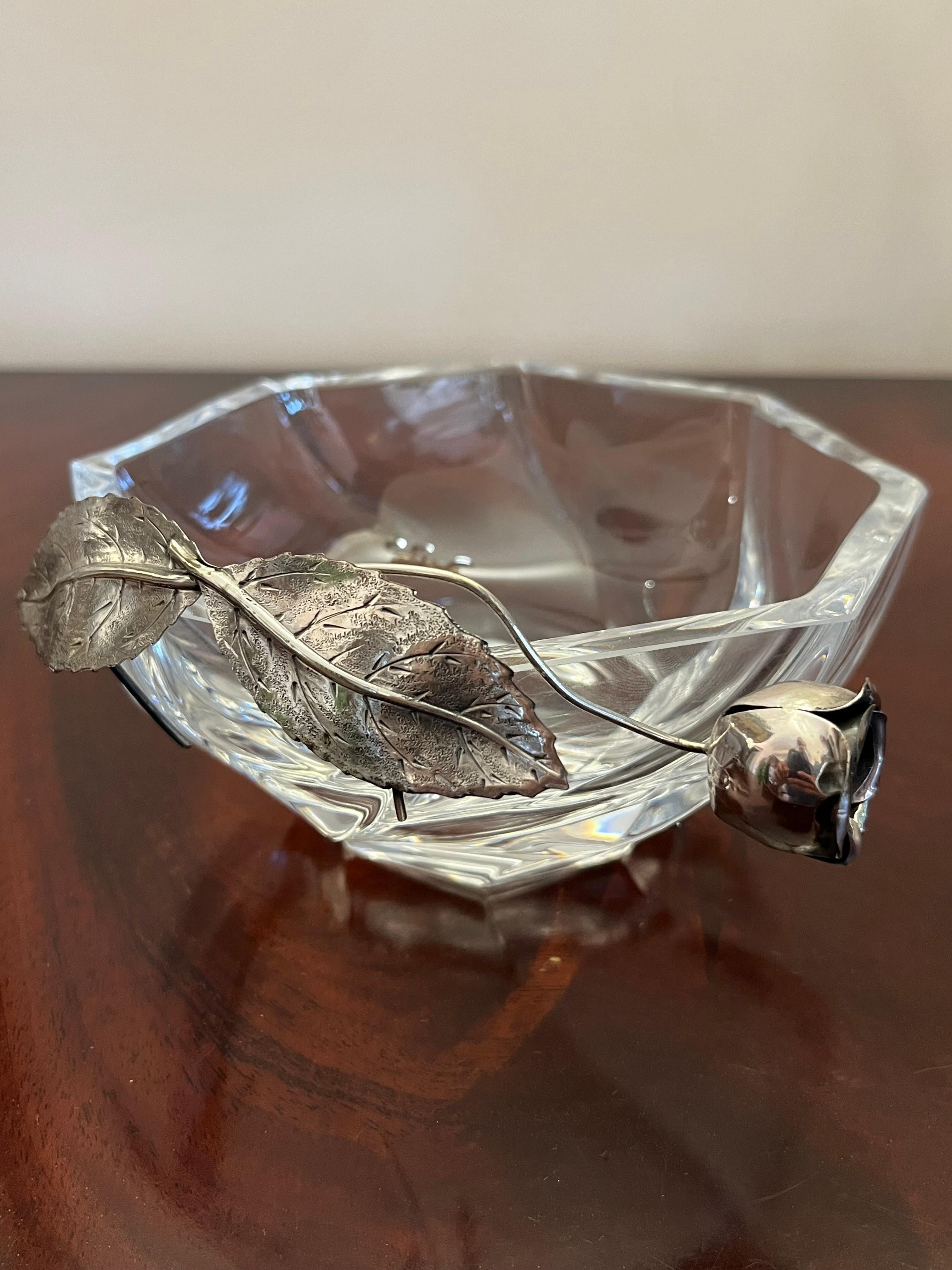 Crystal ashtray/valet tray with handcrafted 800 silver flower, Italy, 1990s
Very good condition. Small signs of the time on the silver part.