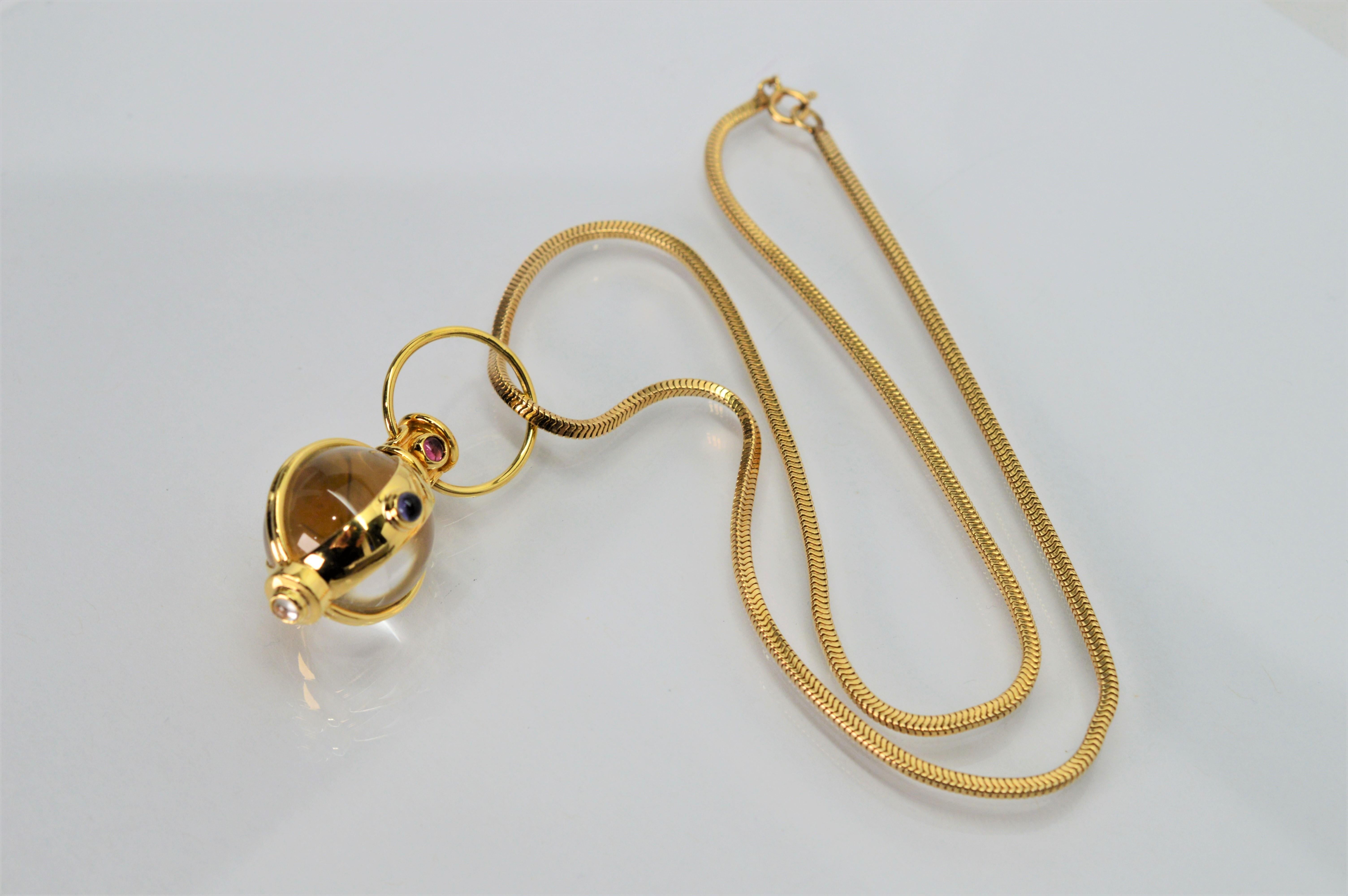 Kristall-Kugel-Charm-Halskette aus 18 Karat Gelbgold im Zustand „Hervorragend“ im Angebot in Mount Kisco, NY