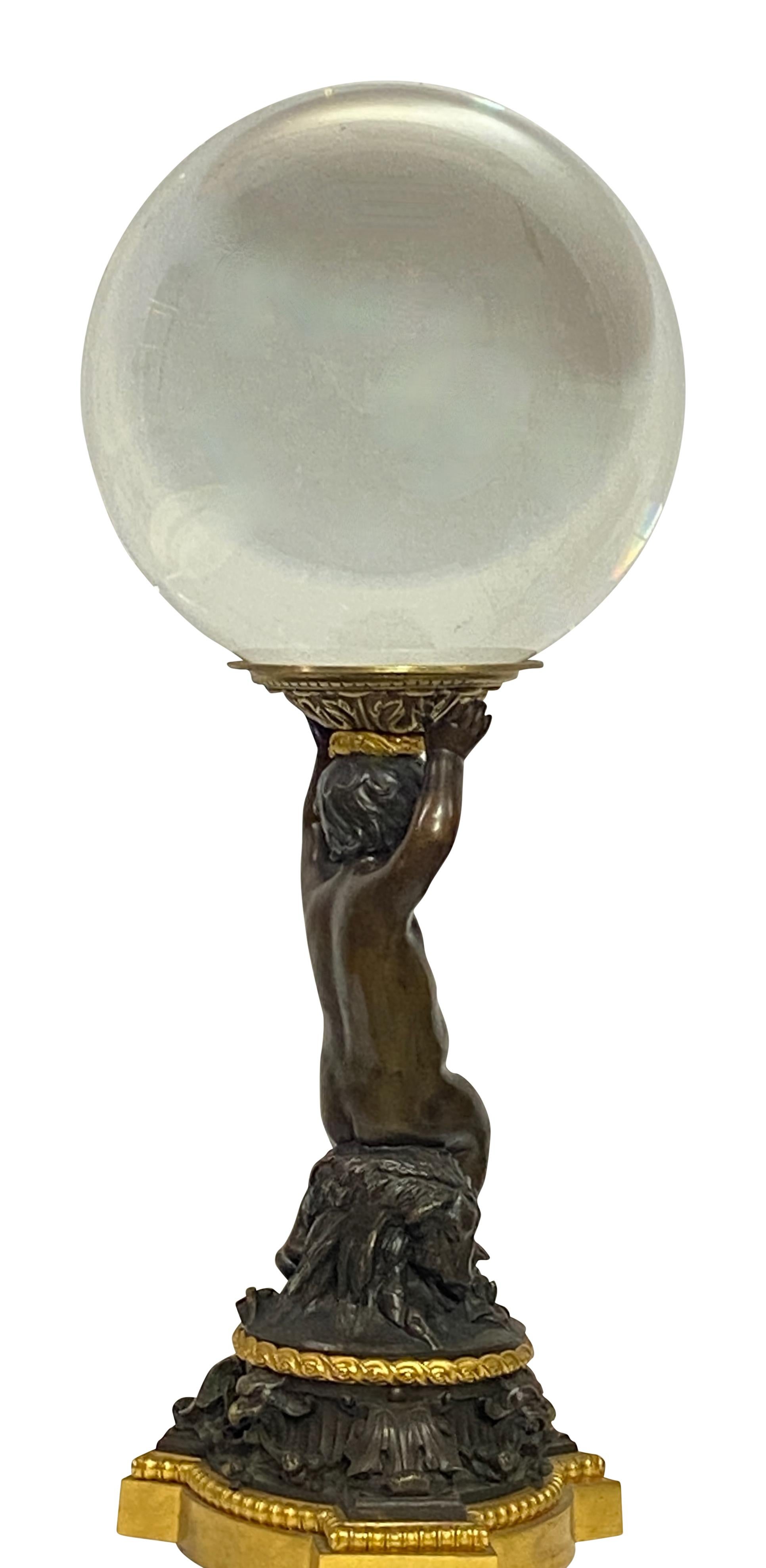 Kristallkugel auf einem Cherub-Stand aus französischer Bronze des 19. (19. Jahrhundert) im Angebot