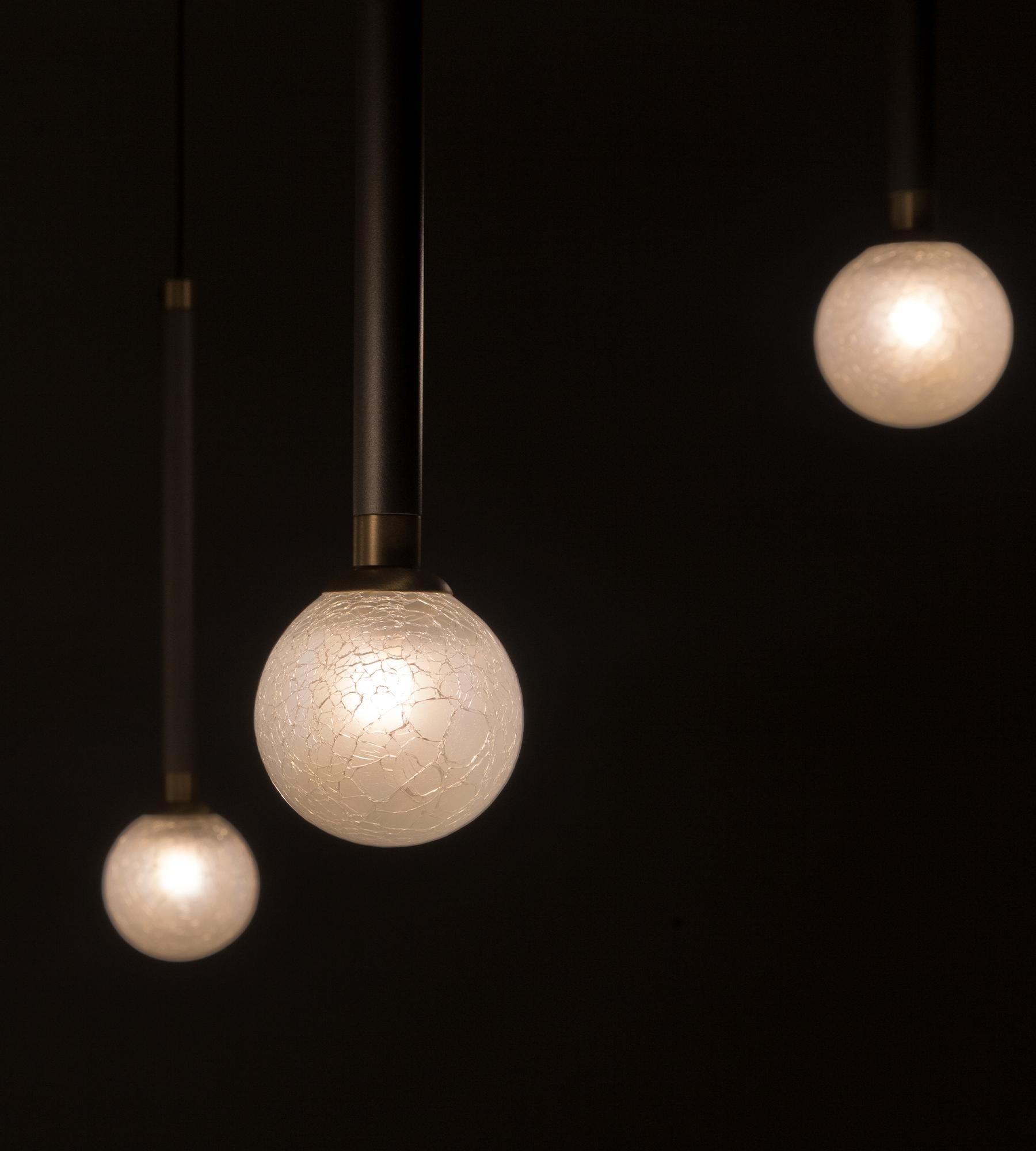 Lampe à suspension Crystal Ball and Ball par Morica Design-Light
Dimensions : D 8 x H 36 cm
MATERIAL : Verre soufflé à la main, métal.

Suspension LED avec une tige en métal thermolaqué de couleur champagne et des détails en laiton véritable. Sphère