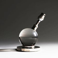 Lampe de table ou de bureau en forme de boule de cristal sur base en métal d'après Jacques Adnet