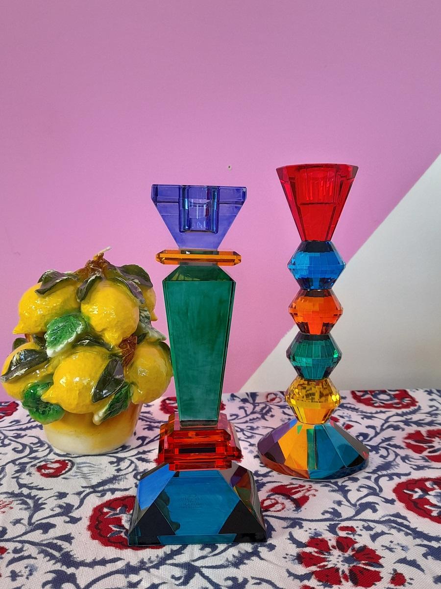 Une pièce unique
Bougeoir en cristal fabriqué à Venise
Coloré et lumineux, ce bougeoir fera briller votre table.