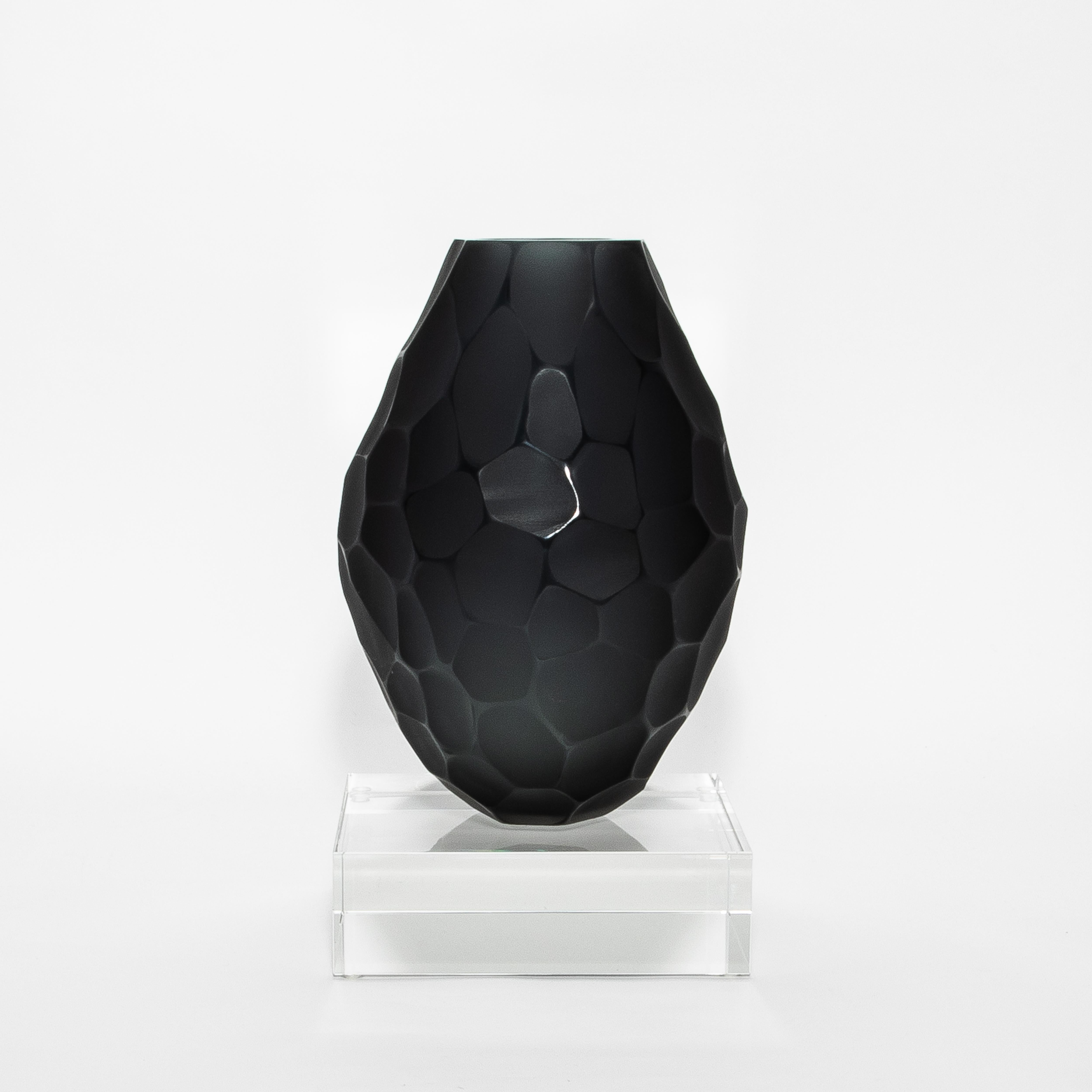 Le Crystal Base Clear de KA Glass est un exemple étonnant d'art fonctionnel, fabriqué à partir d'un verre de cristal impeccable avec une attention méticuleuse aux détails. Sa transparence remarquable et son poids substantiel en font la base idéale