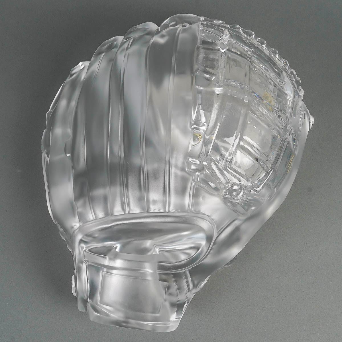Cristal Gants de baseball en cristal formant une coupe, 20e siècle. en vente