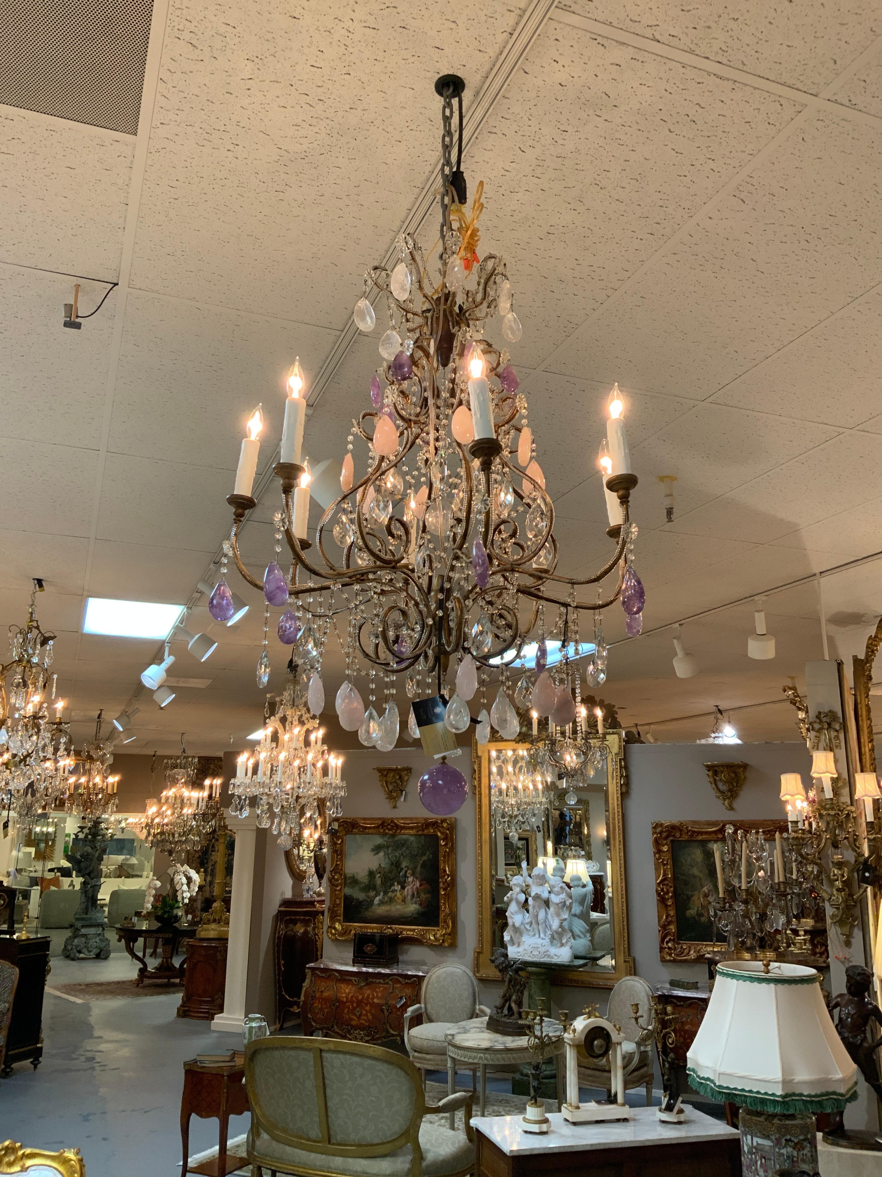 Kristallperlen-Kronleuchter mit Rosenquarz-Amythen und Bergkristall-Prismen im Zustand „Hervorragend“ im Angebot in Houston, TX