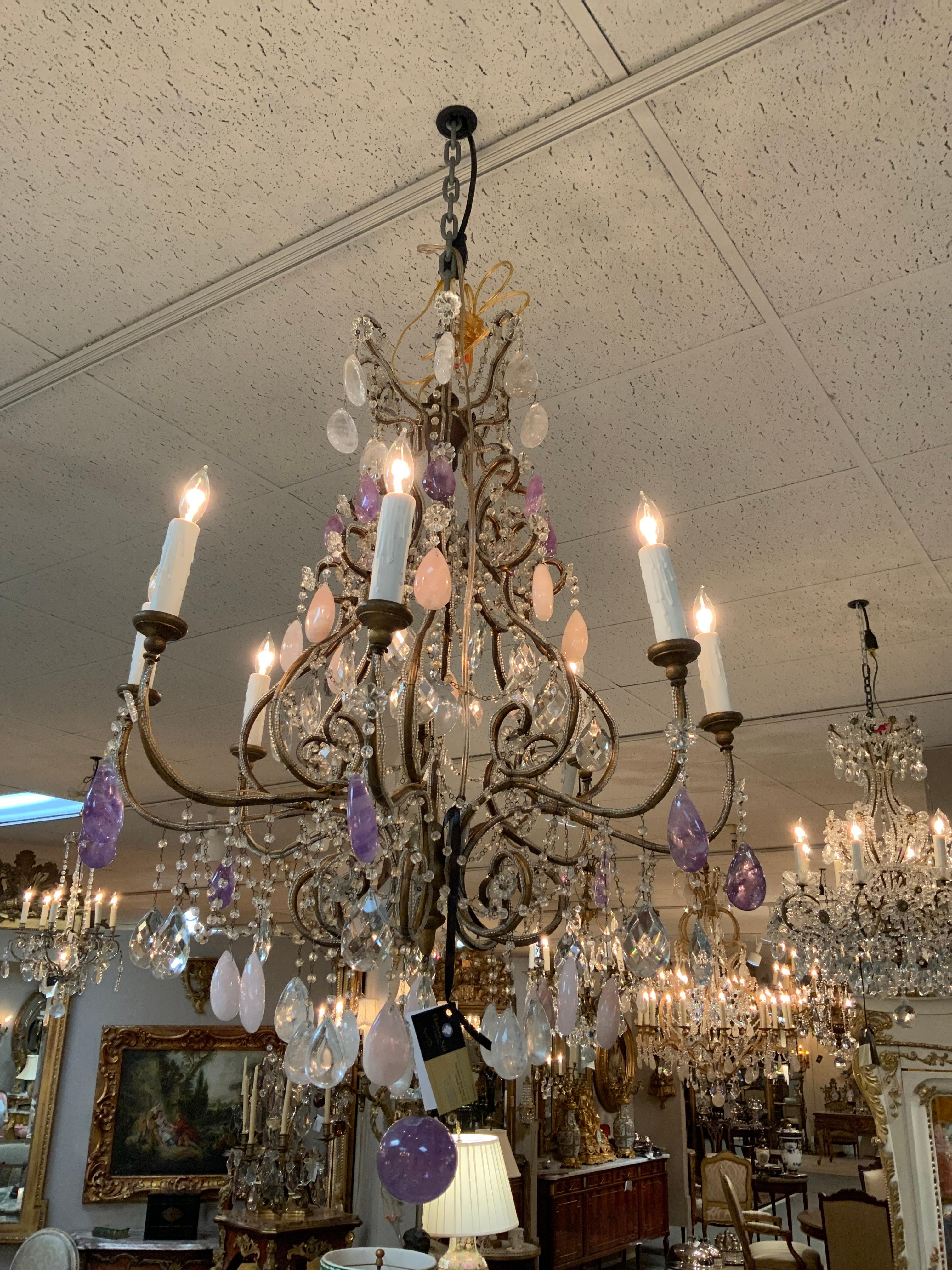 Kristallperlen-Kronleuchter mit Rosenquarz-Amythen und Bergkristall-Prismen (20. Jahrhundert) im Angebot