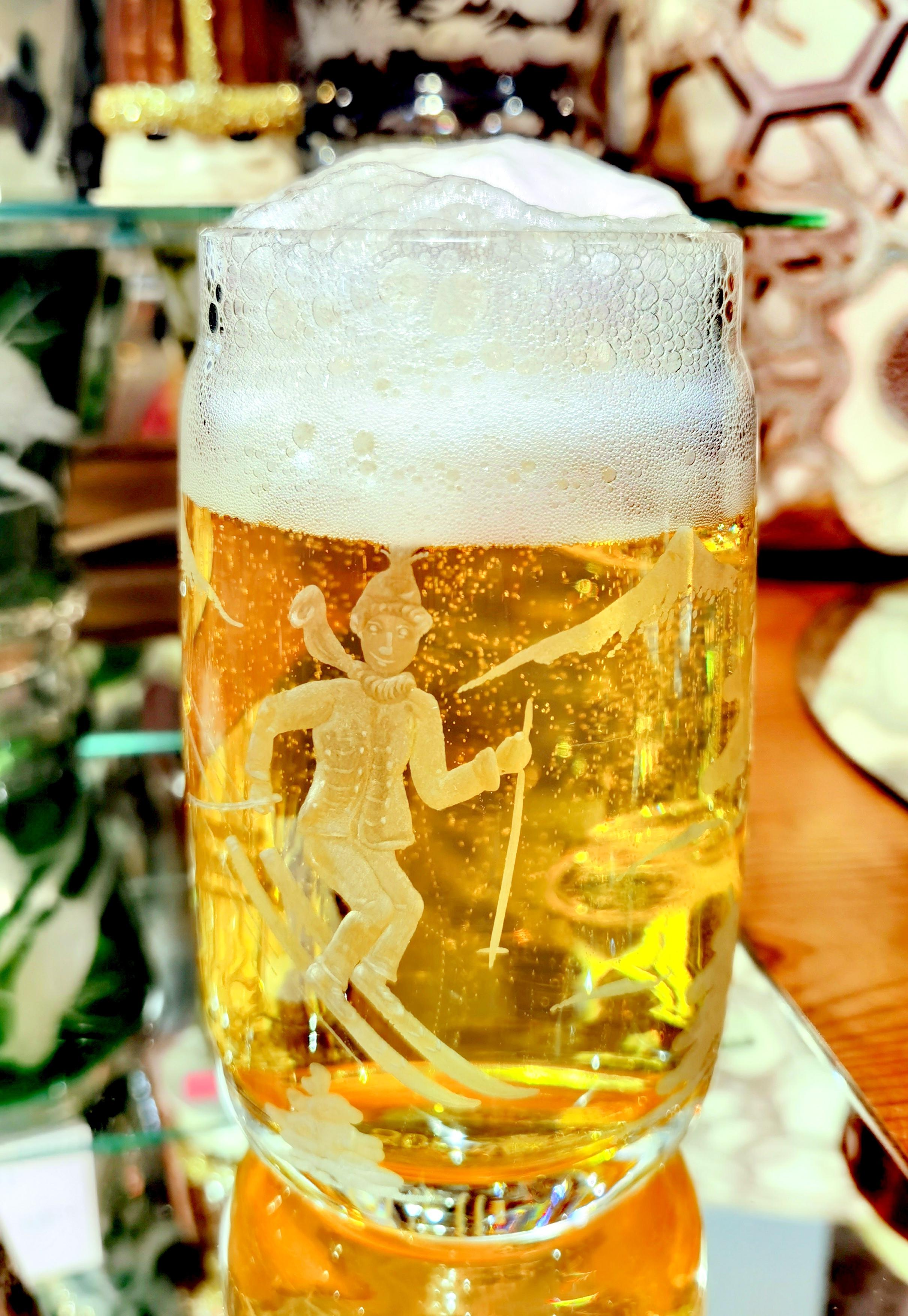 Sculpté à la main Sofina Boutique Kitzbuehel - Verre à bière soufflé à la main - Décor de ski de style campagnard en vente
