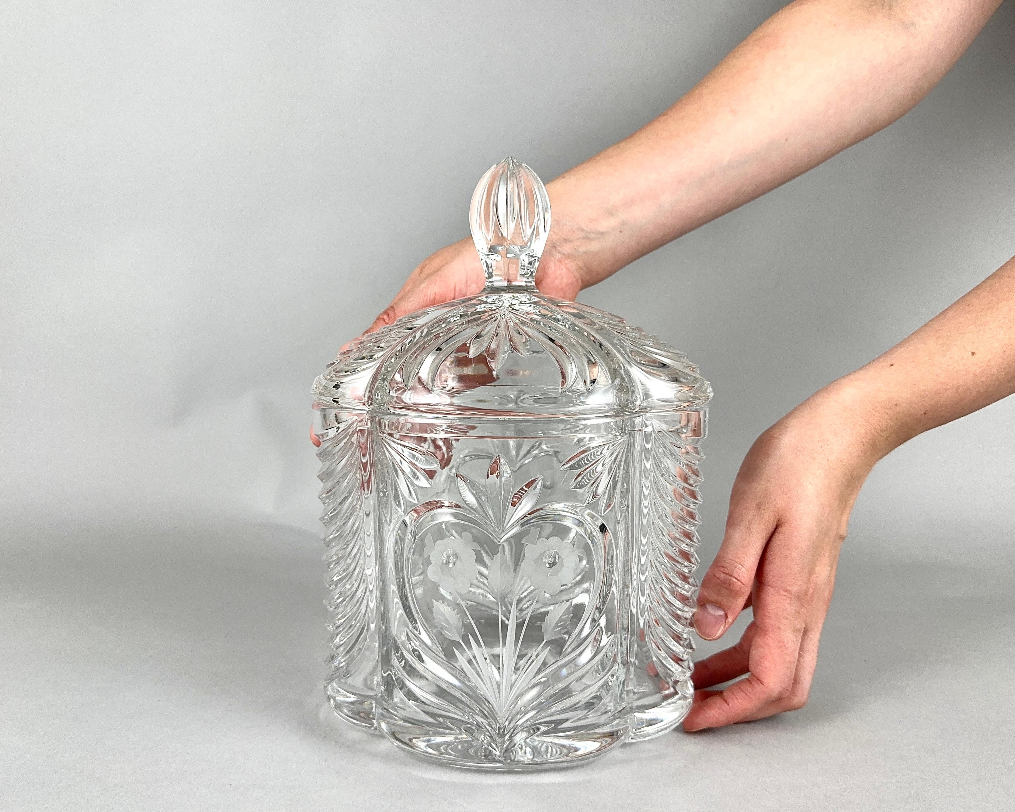 Vintage Crystal jar with a lid, you can store jewelry, sweets, household items in it.

In ancient times, bonbonnieres were made of silver, brass and copper. And they were intended, as they are today, to store sweets or cookies.

But thanks to modern