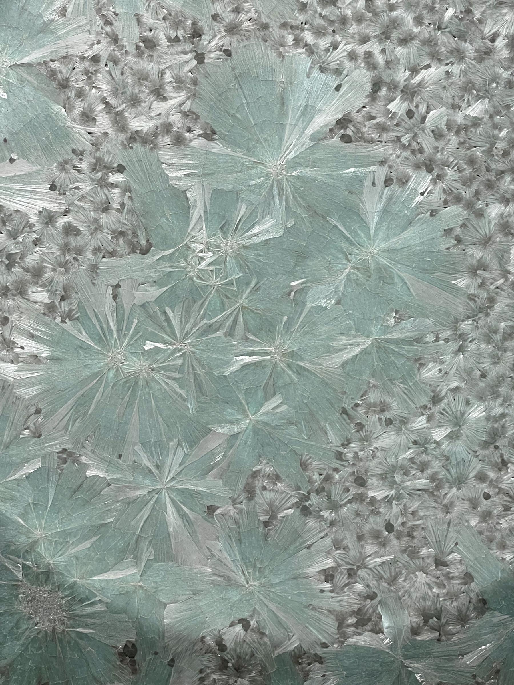 Kristall-Kristall-Blumen im Mondlicht, Keramik-Wandkunst von William Edwards (Minimalistisch) im Angebot