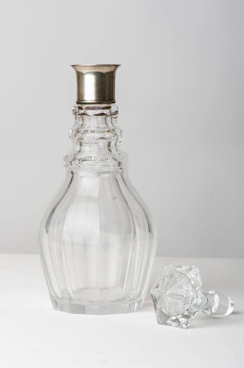 Elegante decantador de cristal antiguo con cuello de plata: perfecto en el rincón de tu bar. Una idea también para un regalo.
 


ref O/1959-2 