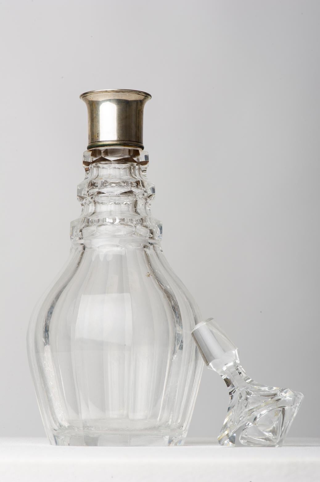 Français Carafe à bouteille en cristal avec col en argent également pour vodka en vente