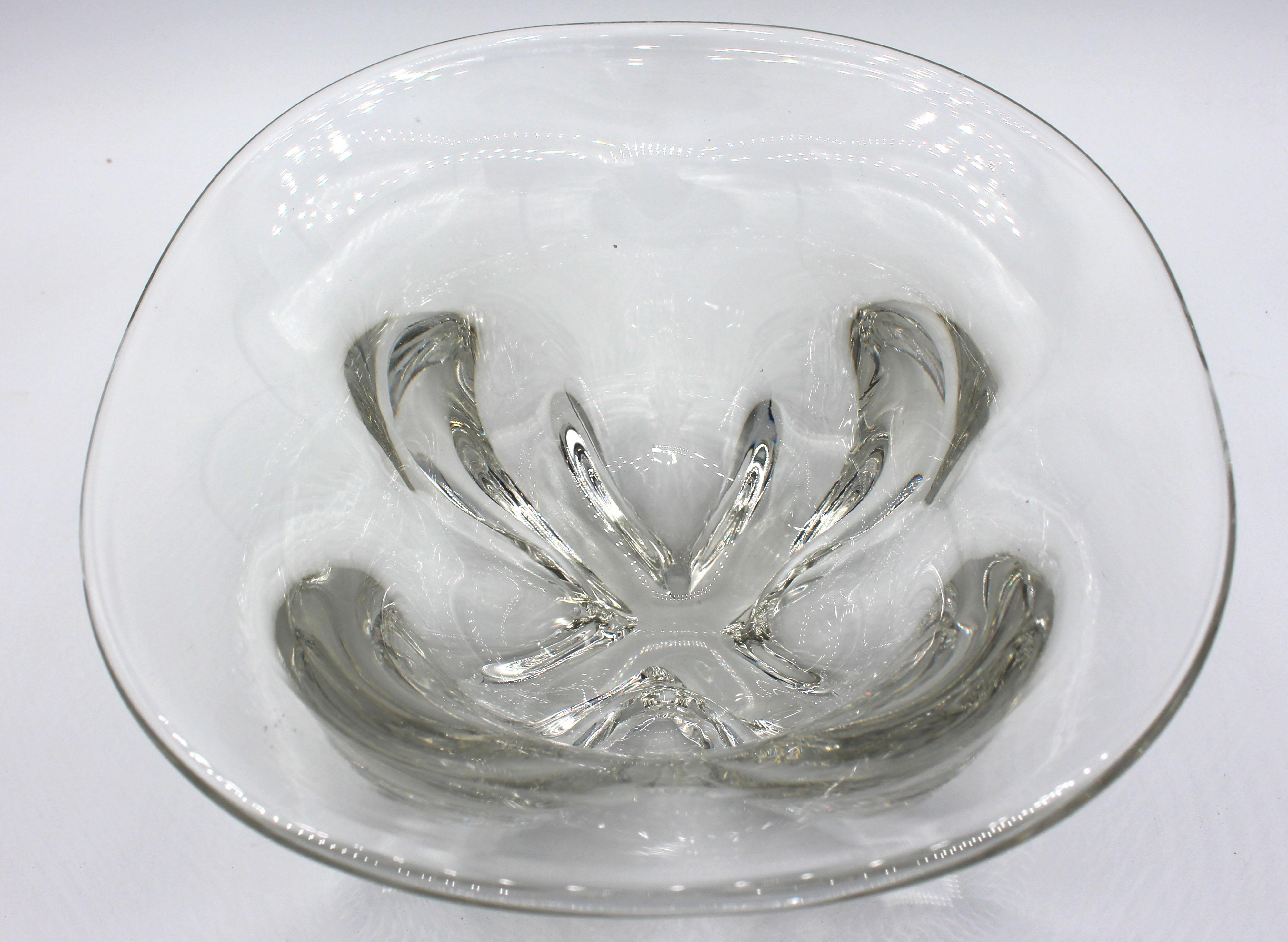 Crystal bowl attributed to Orrefors, circa 1970s, Sweden. Hand made. Mid century modern design. Square top slopes to the four section pinched form base. Overall good condition.
8.75