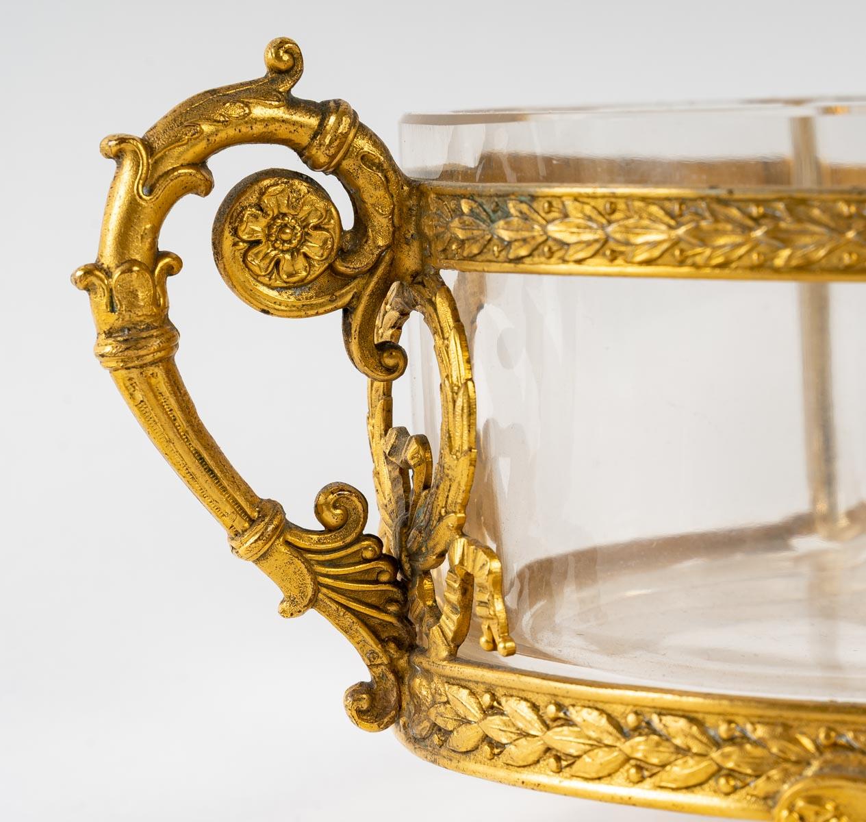 Crystal bowl, Empire style
A crystal and gilt bronze bowl, Empire style, 19th century.
Measures: H: 11 cm, W: 37 cm, D: 17 cm.
    