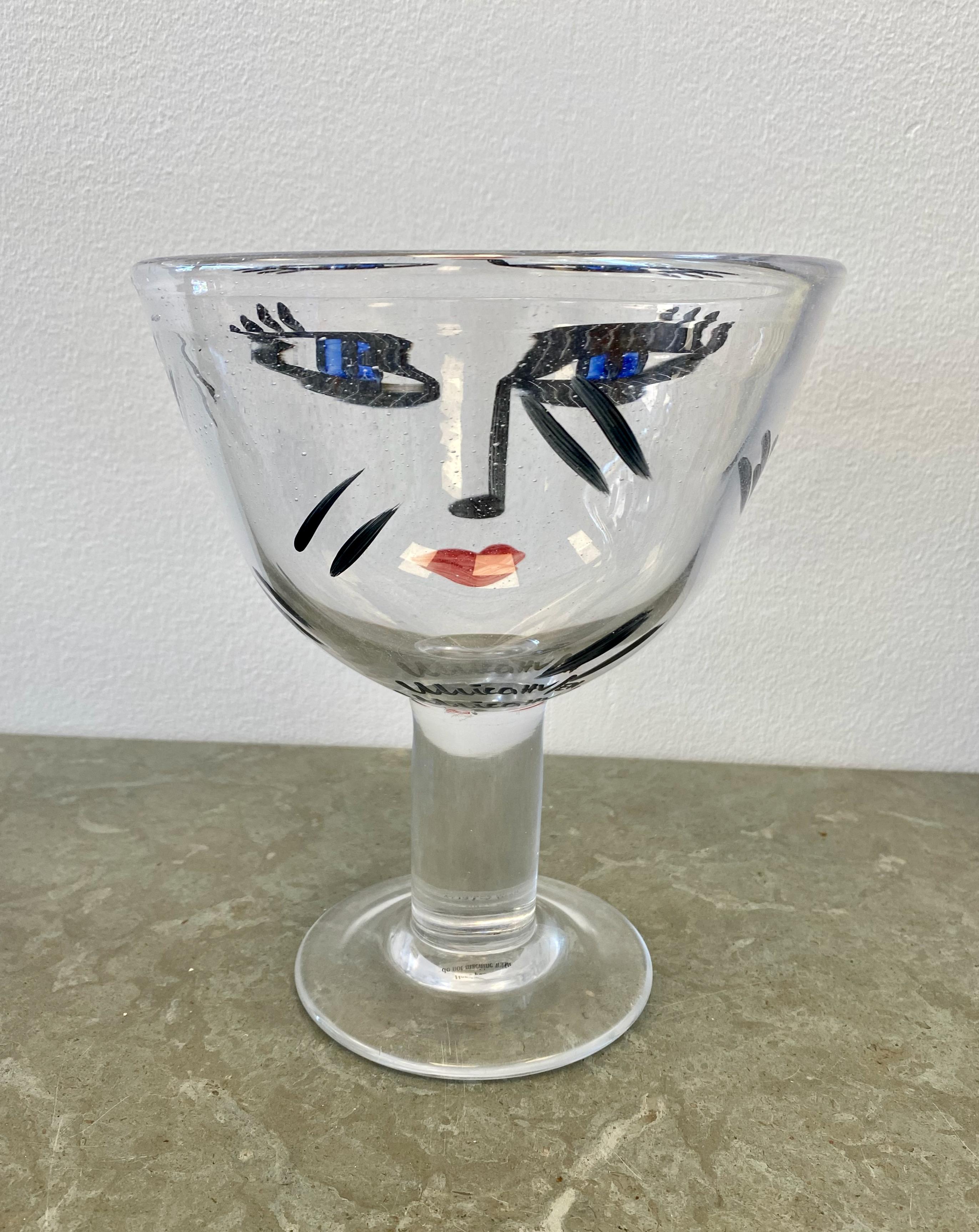 Coupe en cristal inhabituelle d'Ulrica Hydman-Vallien, qui travaillait le plus souvent avec du verre normal. Dans le cadre de la Collection Artistics de Kosta Boda, les designers ont présenté des œuvres en verre uniques, inspirées par leur amour du