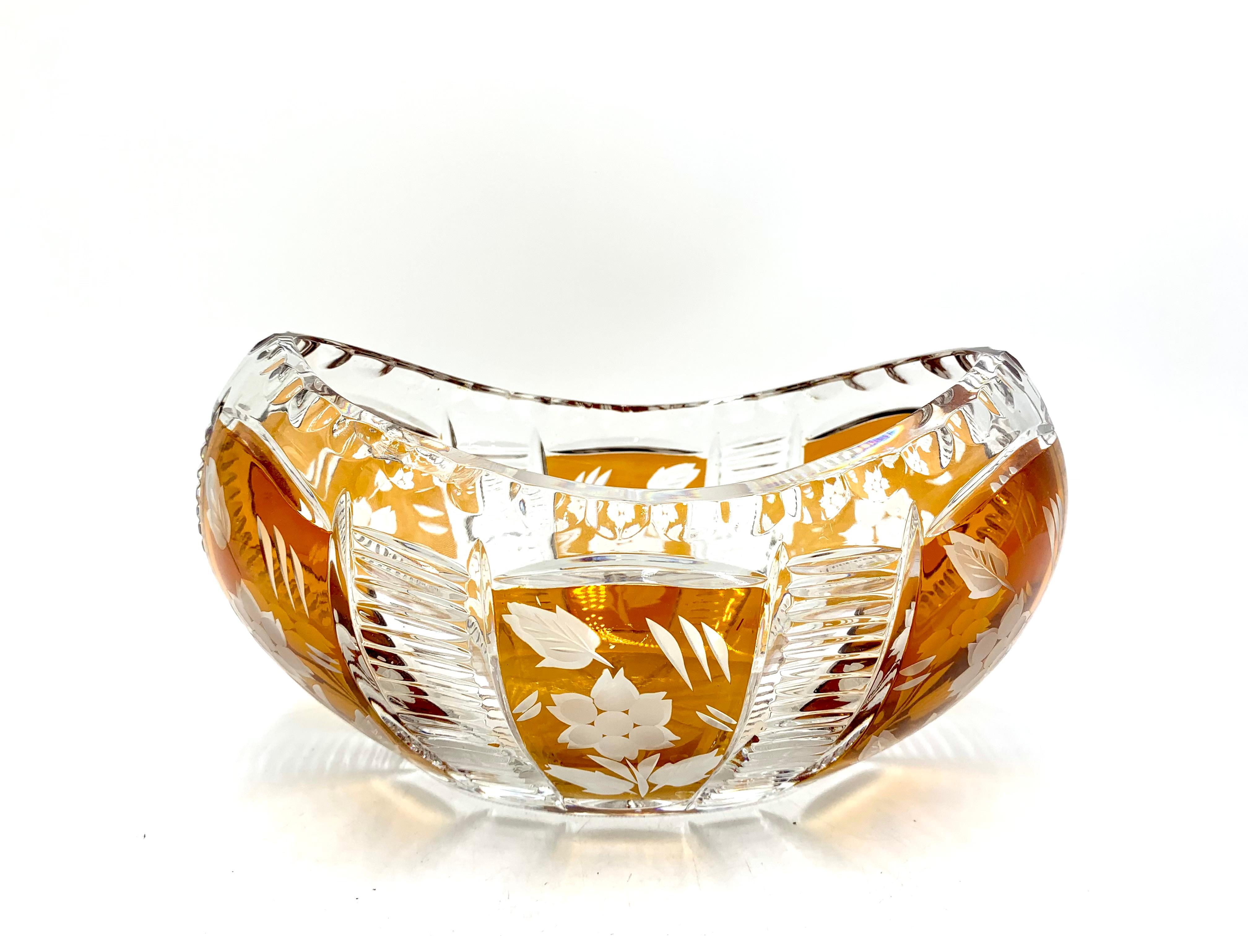 Vintage crystal bowl

Produced in Poland by the Julia Glassworks in the 1960s.

Very good condition

Measures: height 13cm, width 25cm, depth 14cm.