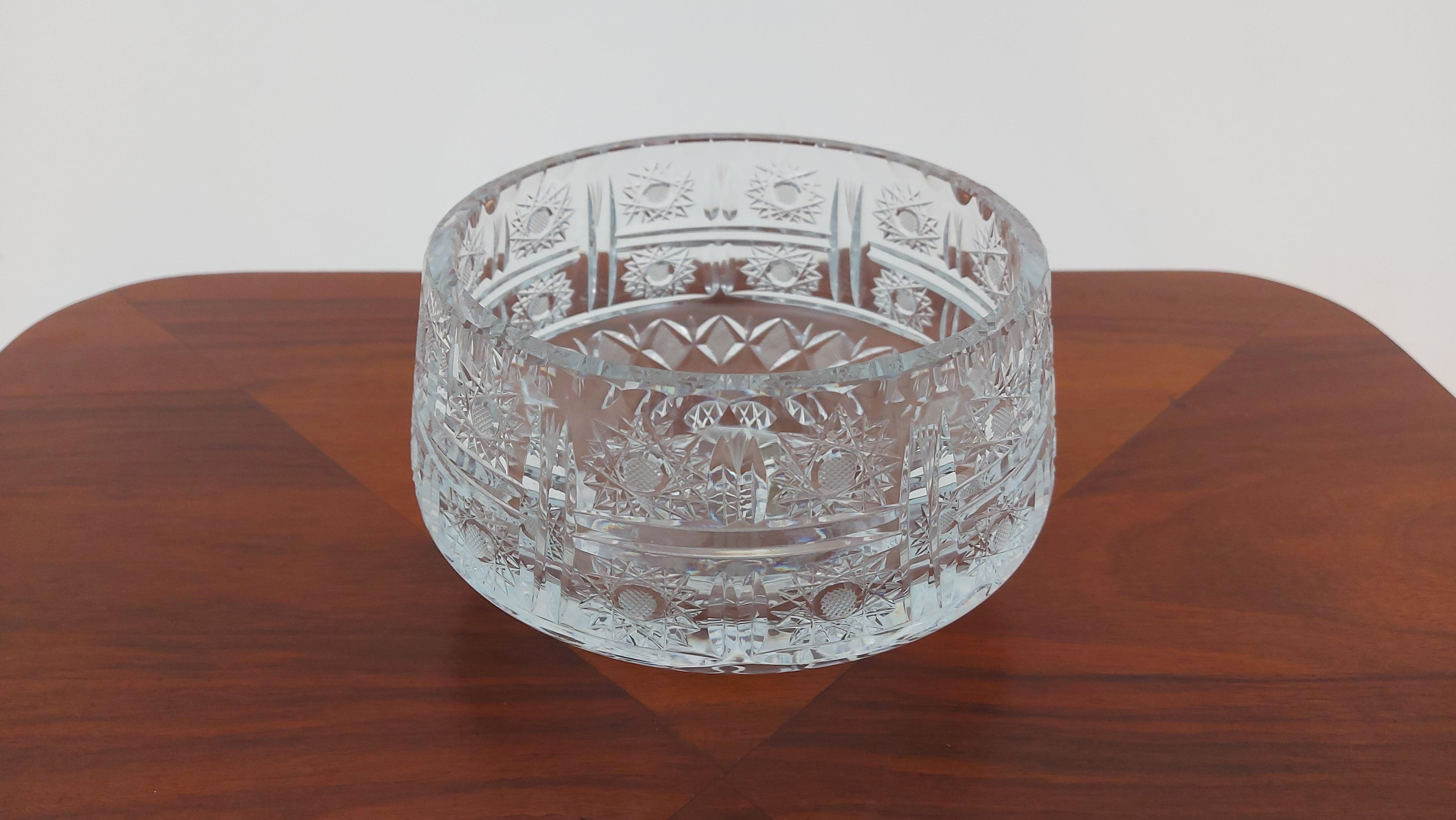 Bol en cristal pour les fruits ou les sucreries.

Fabriqué en Pologne dans les années 1950 / 1960.

Dimensions : hauteur 10 cm / diamètre 18 cm.