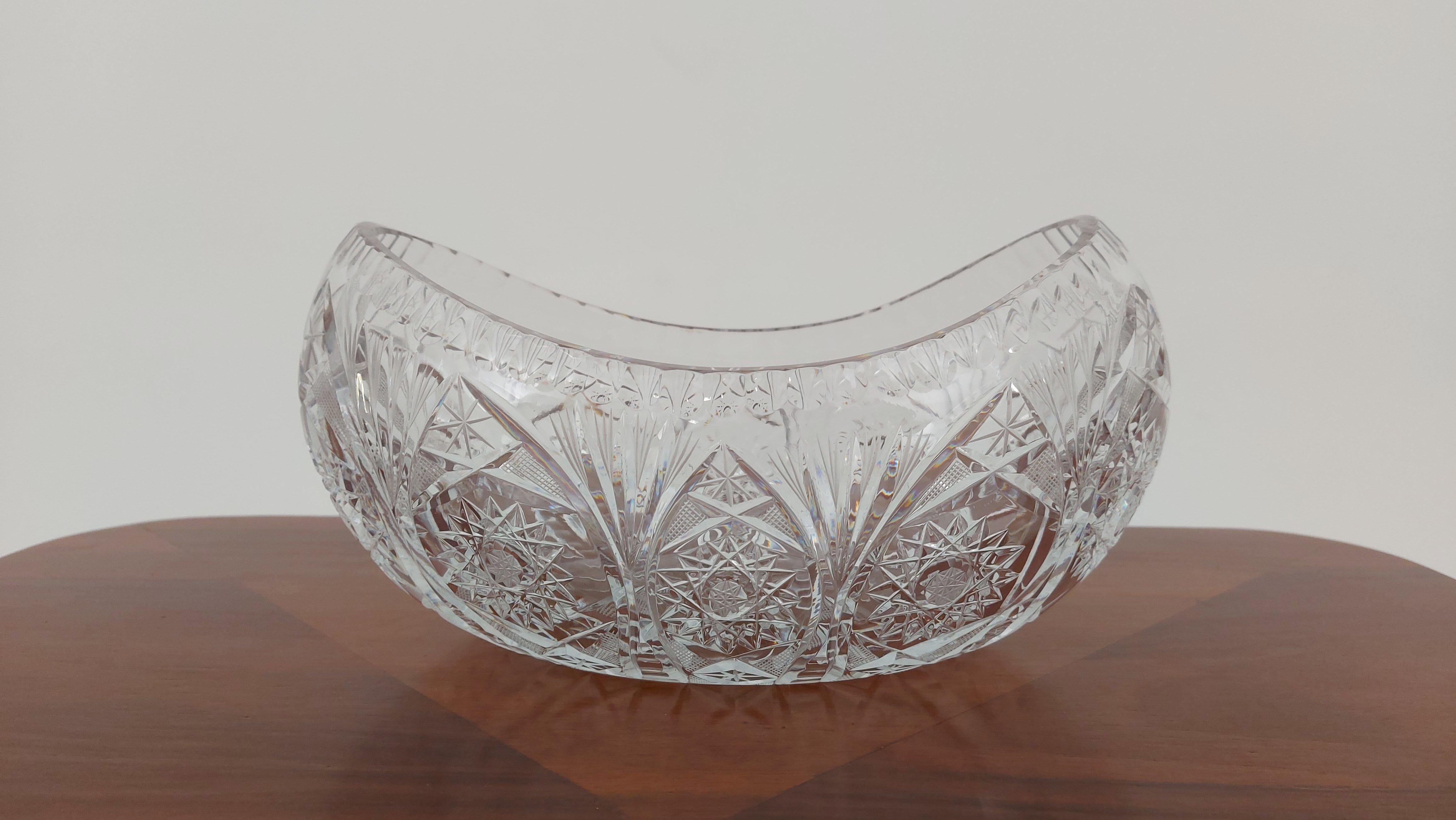 Crystal bowl for fruit or sweets.

Made in Poland in the 1950s / 1960s.

Dimensions: height 12 cm / width 26 cm / depth 15.5 cm.