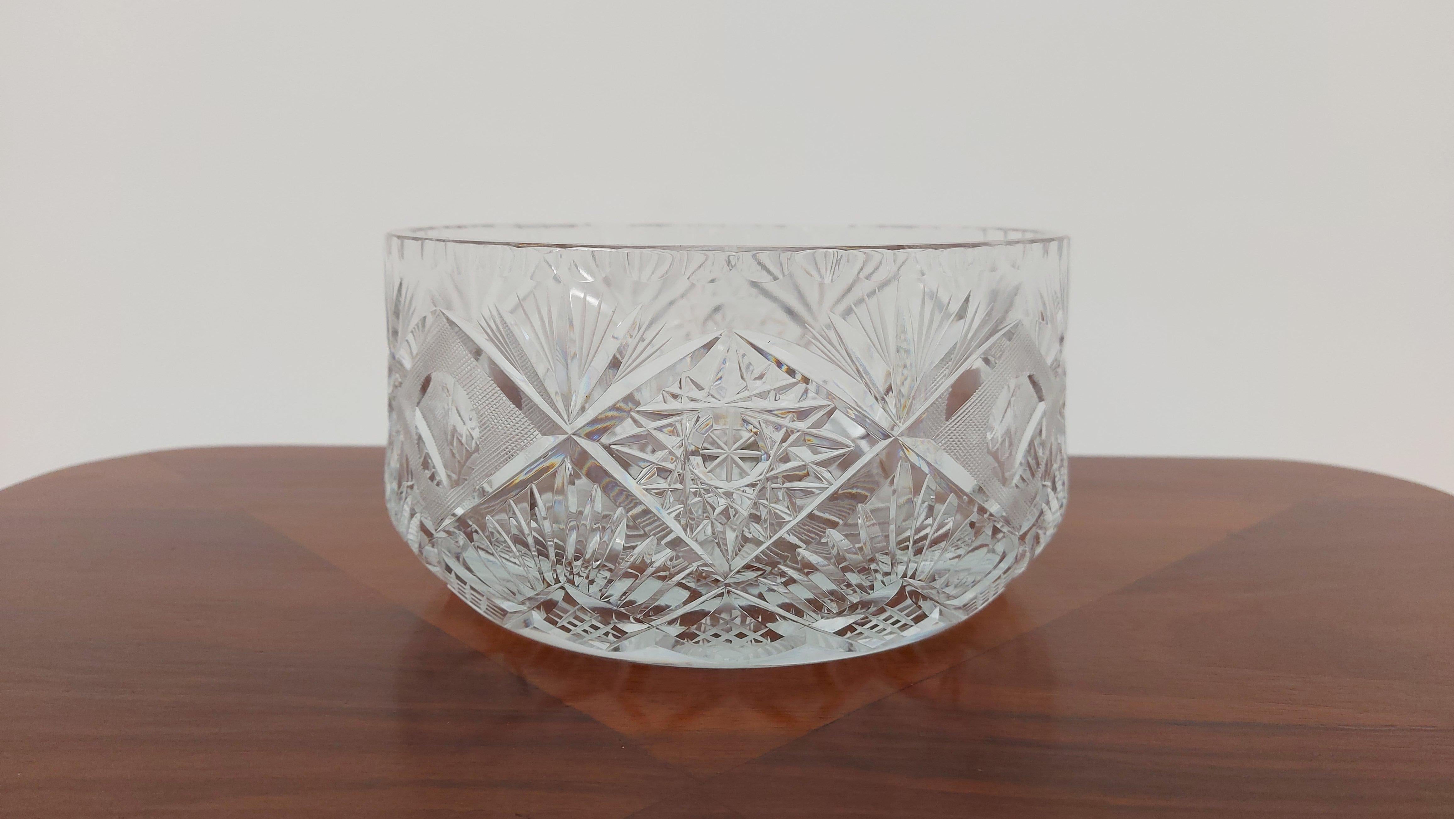 Crystal bowl for fruit or sweets.

Made in Poland in the 1950s / 1960s.

Dimensions: height 10 cm / width 20 cm.