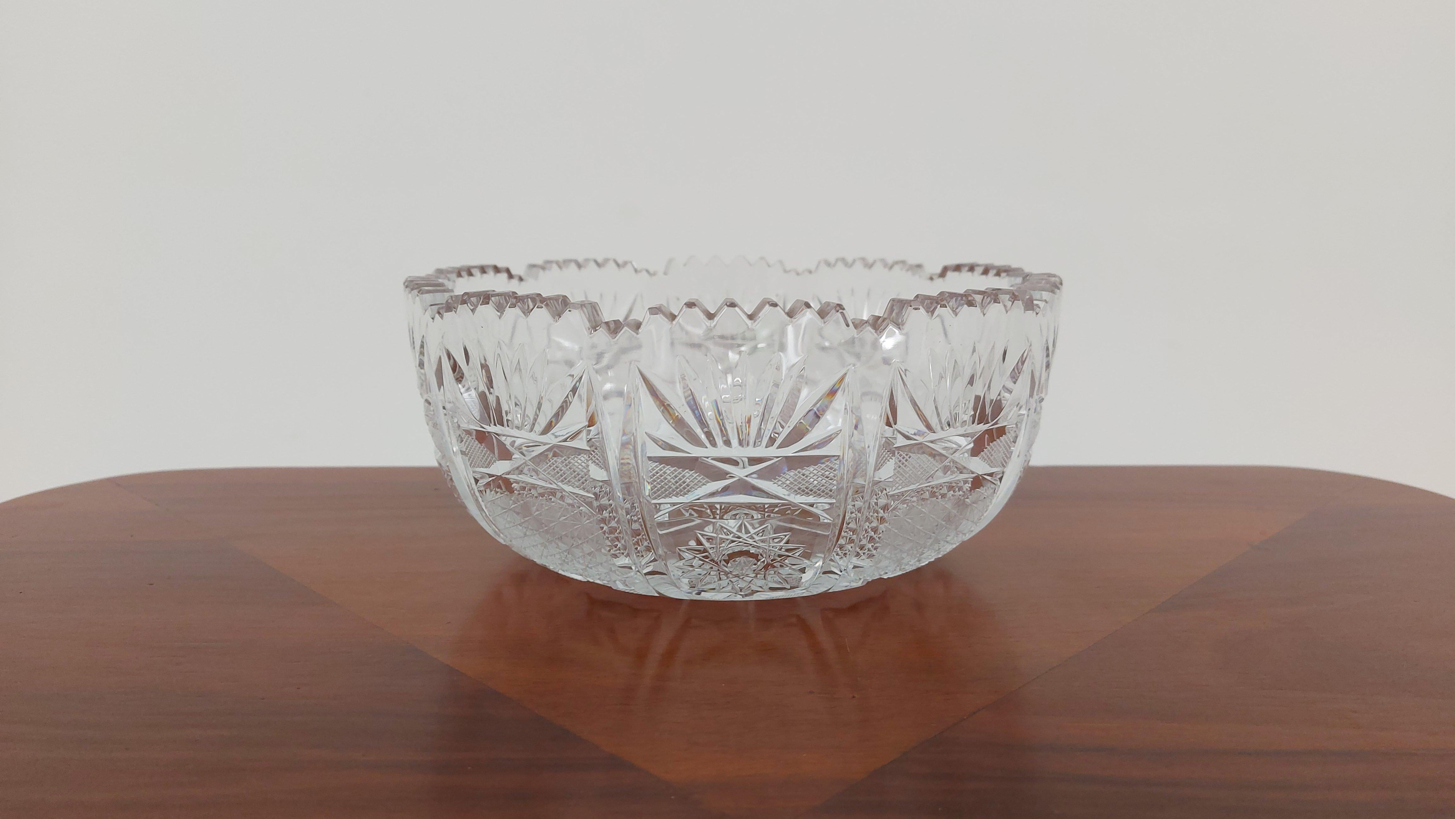 Crystal bowl for fruit or sweets.

Made in Poland in the 1950s / 1960s.

Very good condition.

Dimensions: height 9 cm / diameter 20.5 cm.