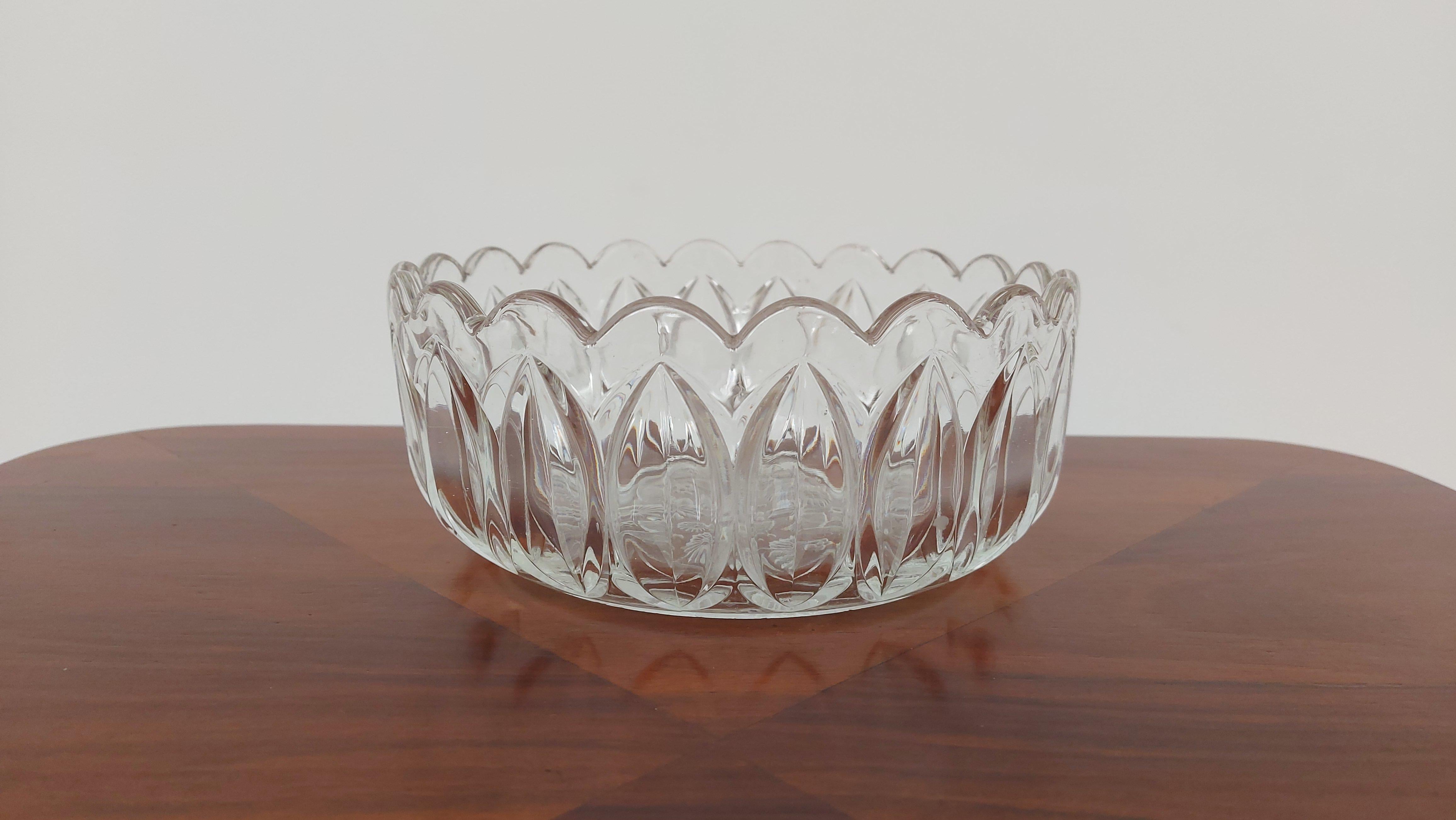 Crystal bowl for fruit or sweets.

Made in Poland in the 1950s / 1960s.

Very good condition.

Dimensions: height 9 cm / diameter 20.5 cm.